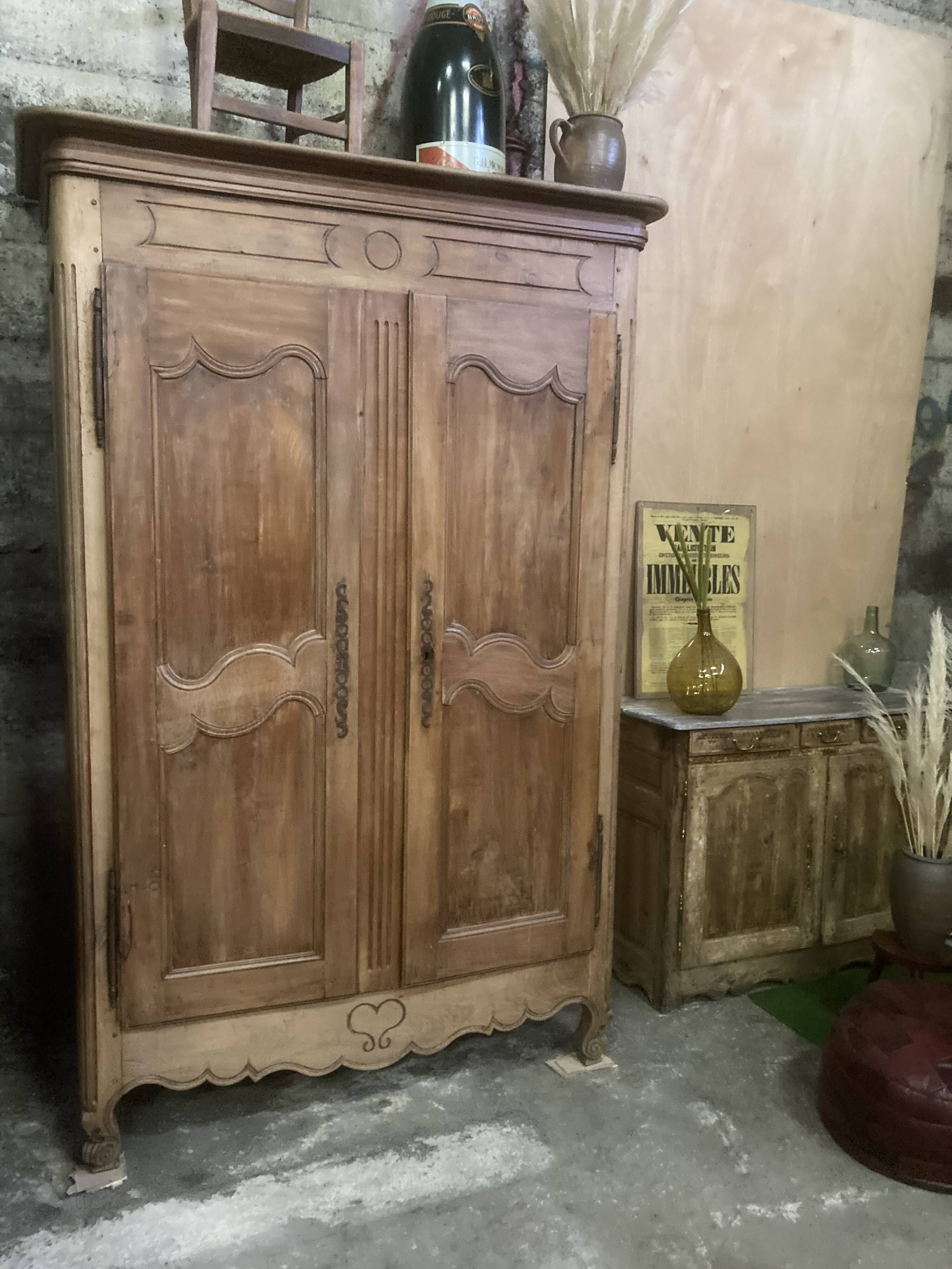 Wardrobe dressing of married 19 th raw aspect.