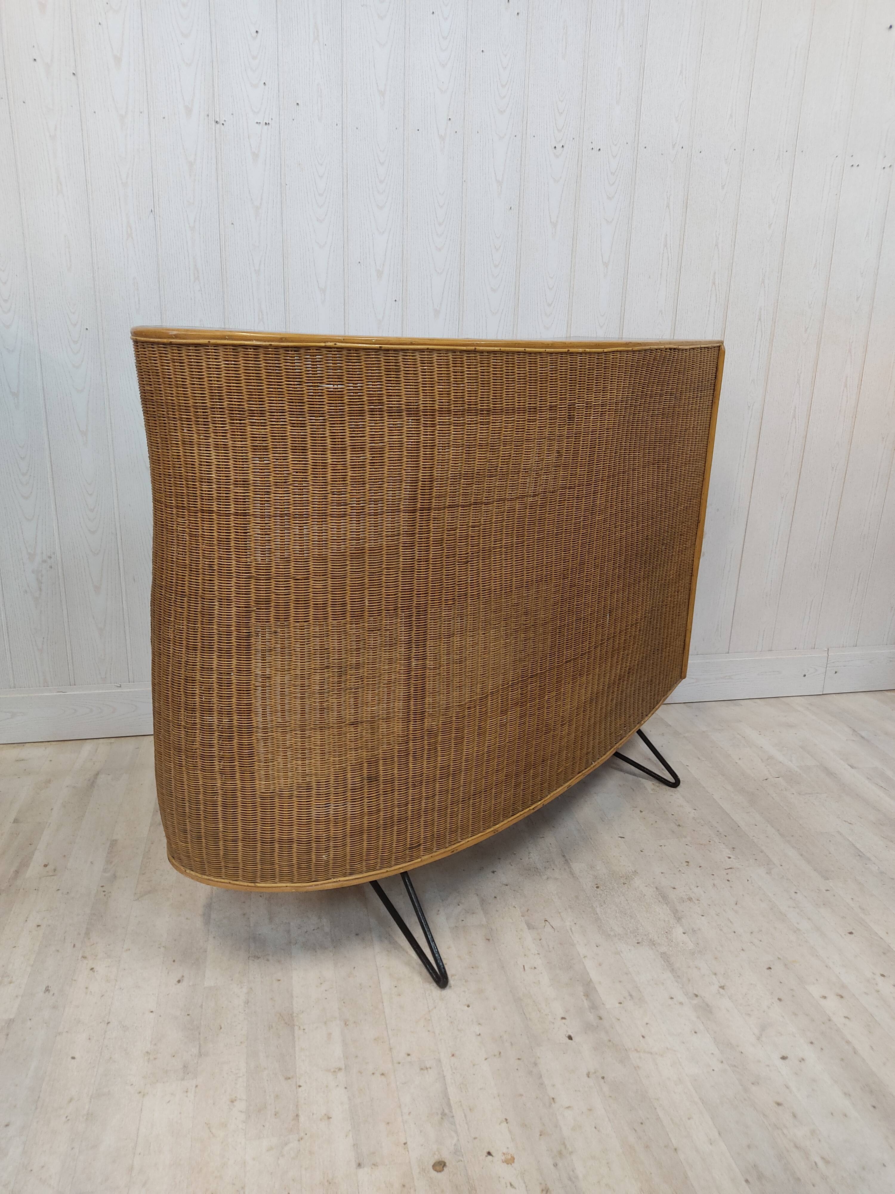 Vintage wicker bar and its two stools