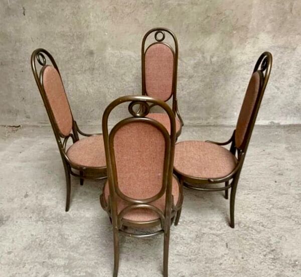 Série de 4 anciennes chaises bistrot Thonet en bois courbé