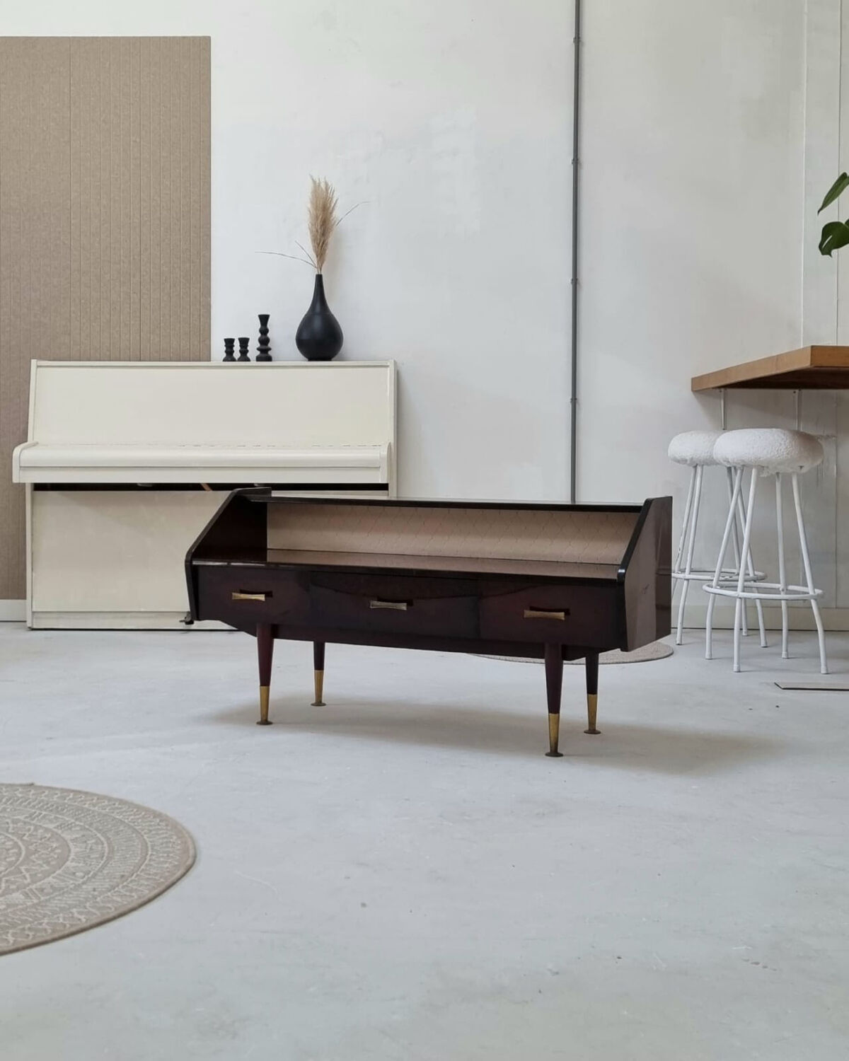 Buffet bas du milieu du siècle