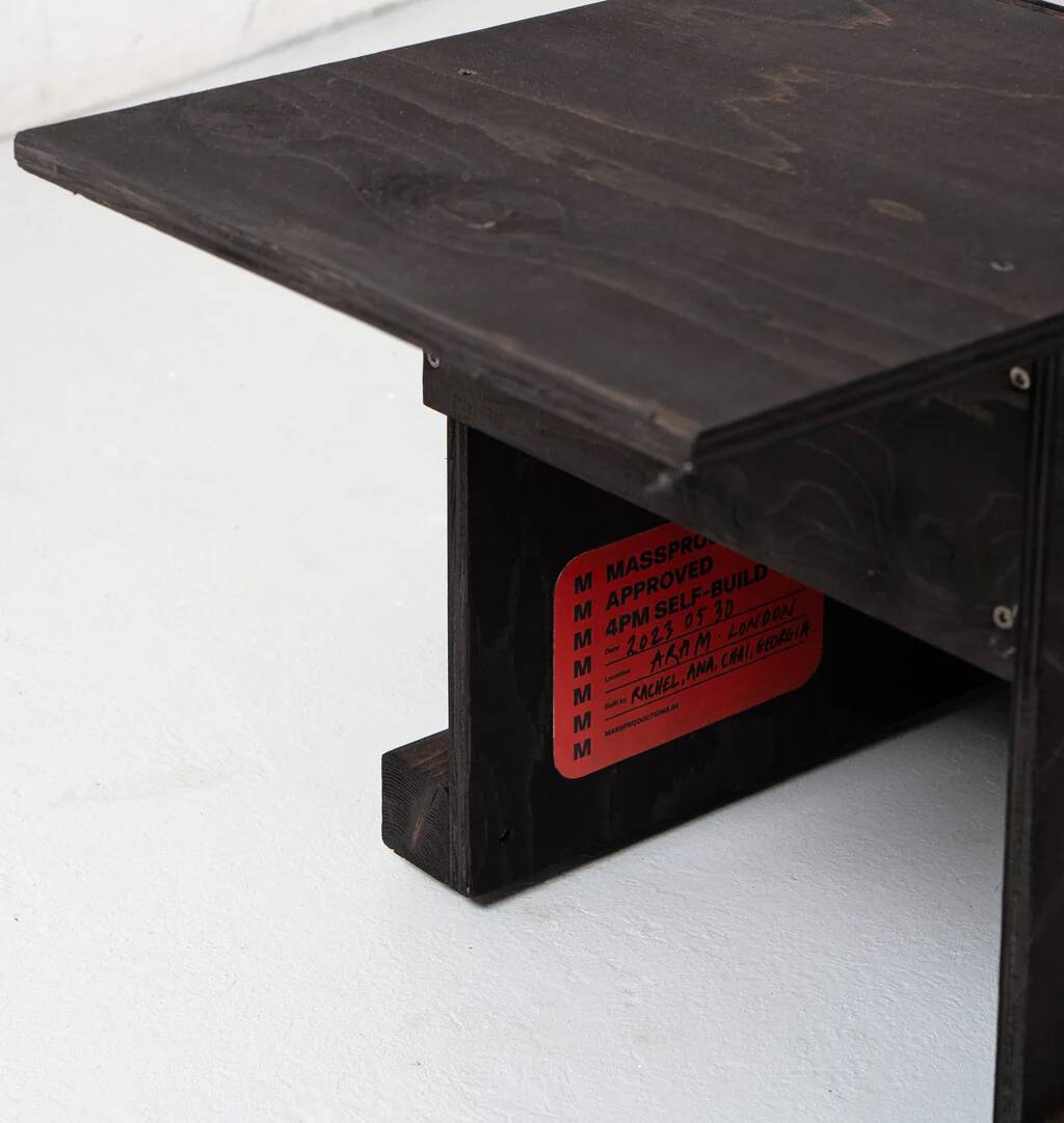 Chaise en contreplaqué '4PM Self Build' par Mass Productions / Aram