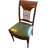 Chaise en cuir vert style Louis 16