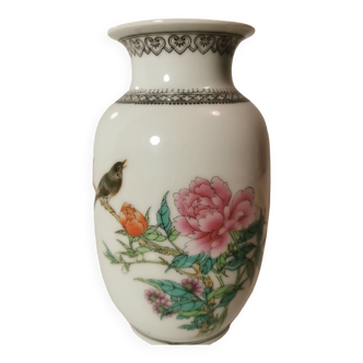 Petit Vase Balustres Asiatique Chinois en Porcelaine Blanche avec Poème Caligraphié. Estampillé et S