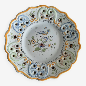 Assiette décorée en faience de Moustiers