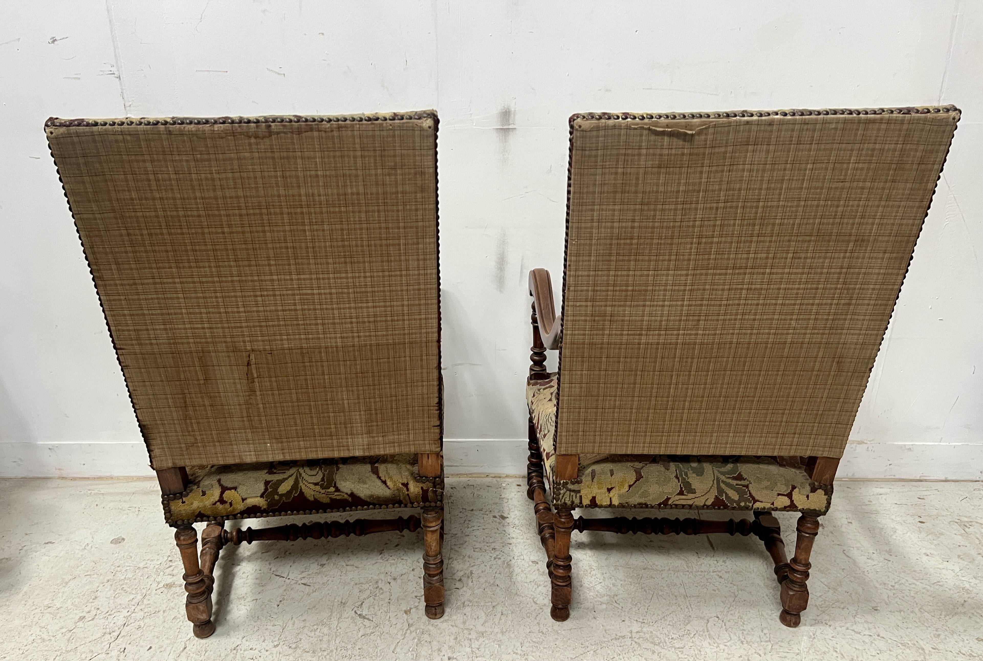 Paire de fauteuils de style Louis XIII a haut dossiers plats XX siècle