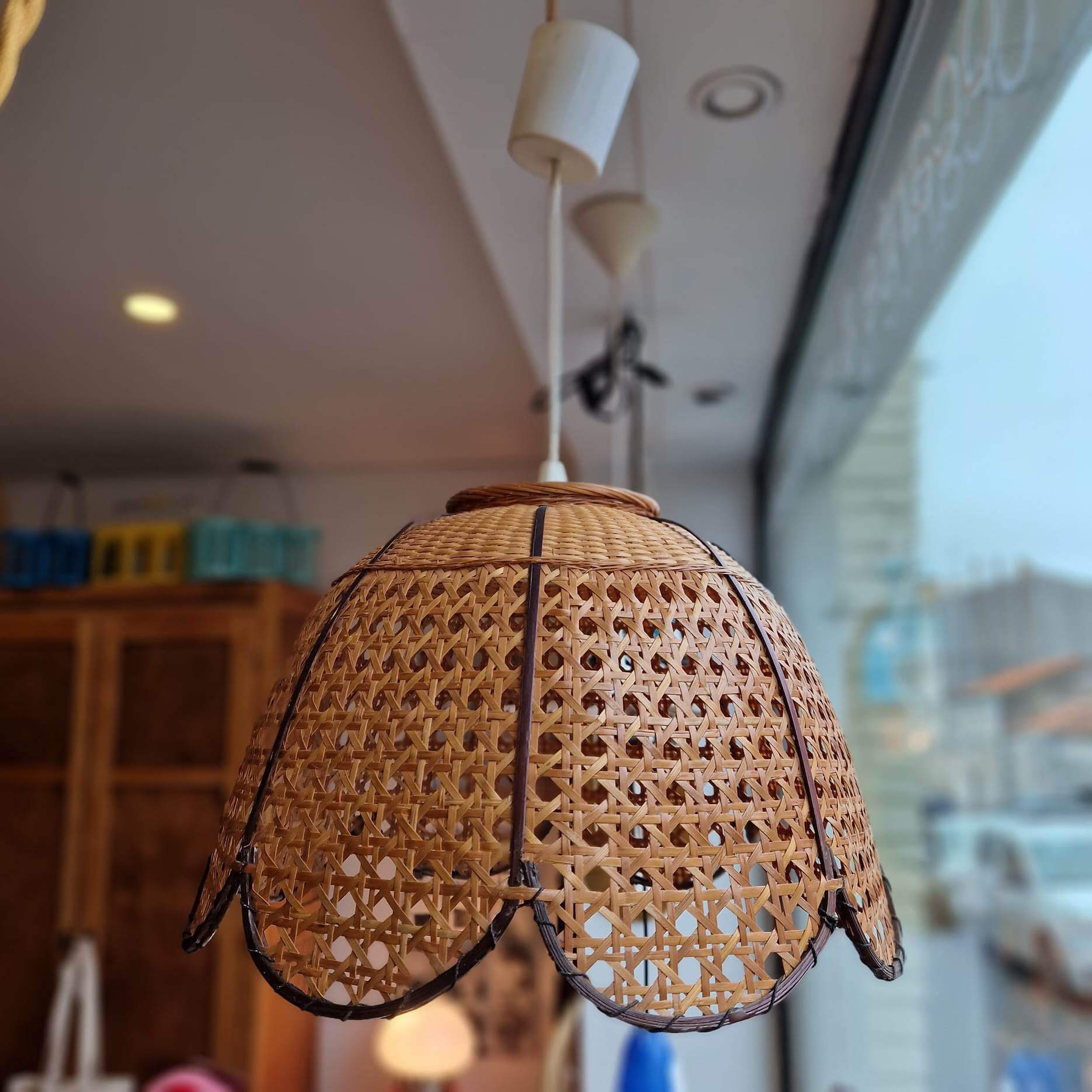 Flower suspension in rattan and wicker