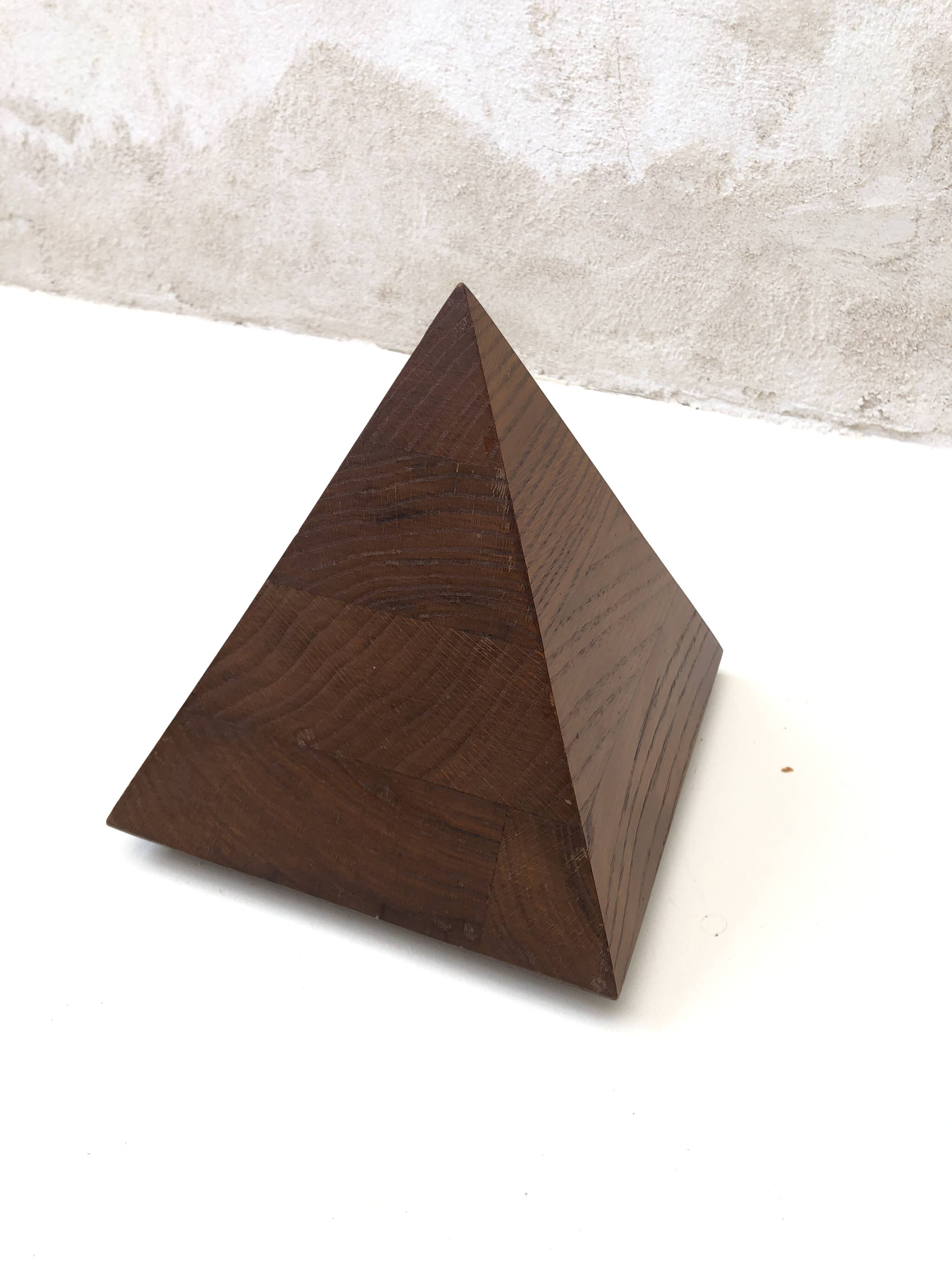 Boîte en bois en forme de pyramide