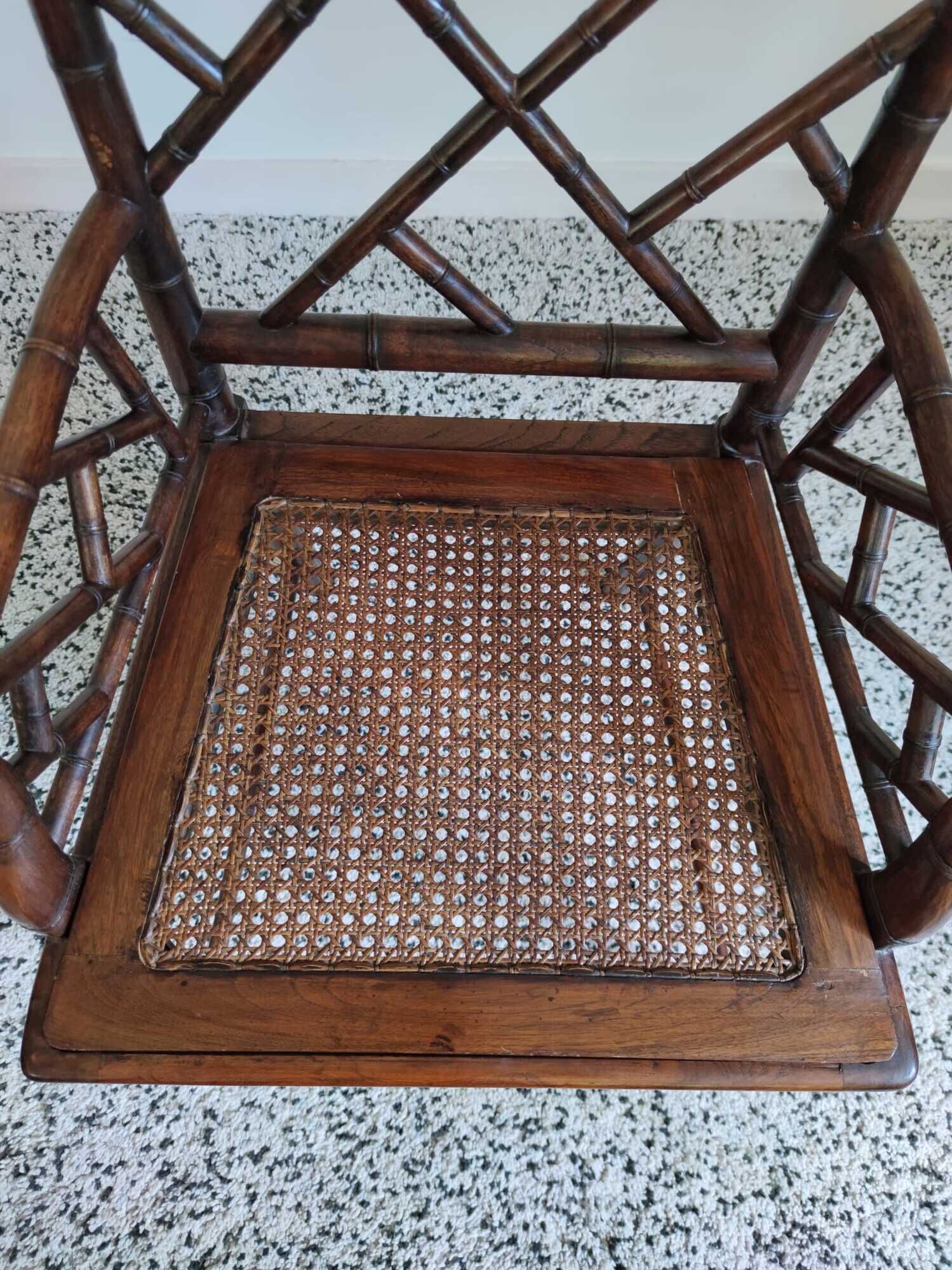 Fauteuil asiatique canné en bois à l'imitation du bambou