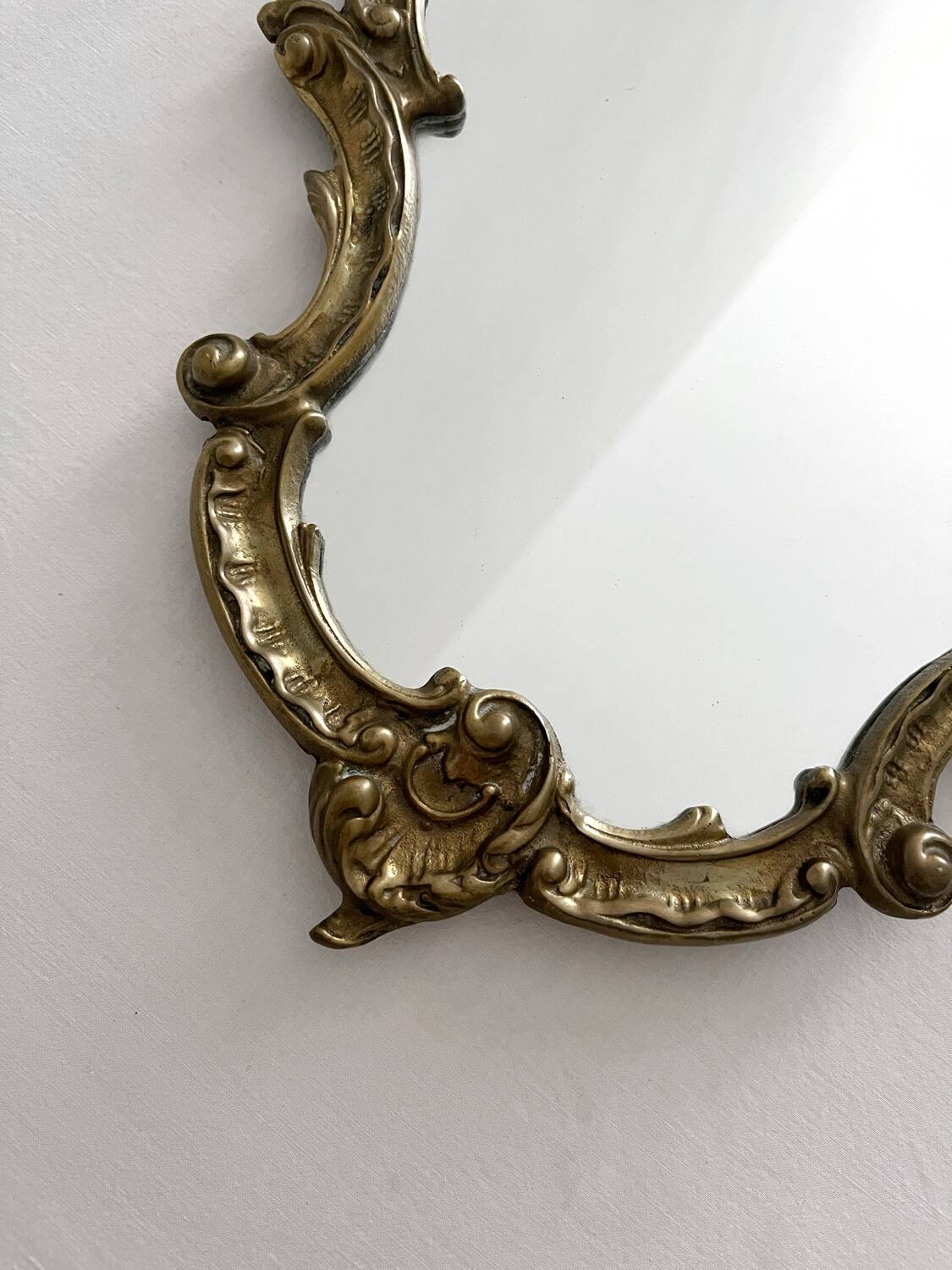 Miroir classique rocaille en laiton doré vintage