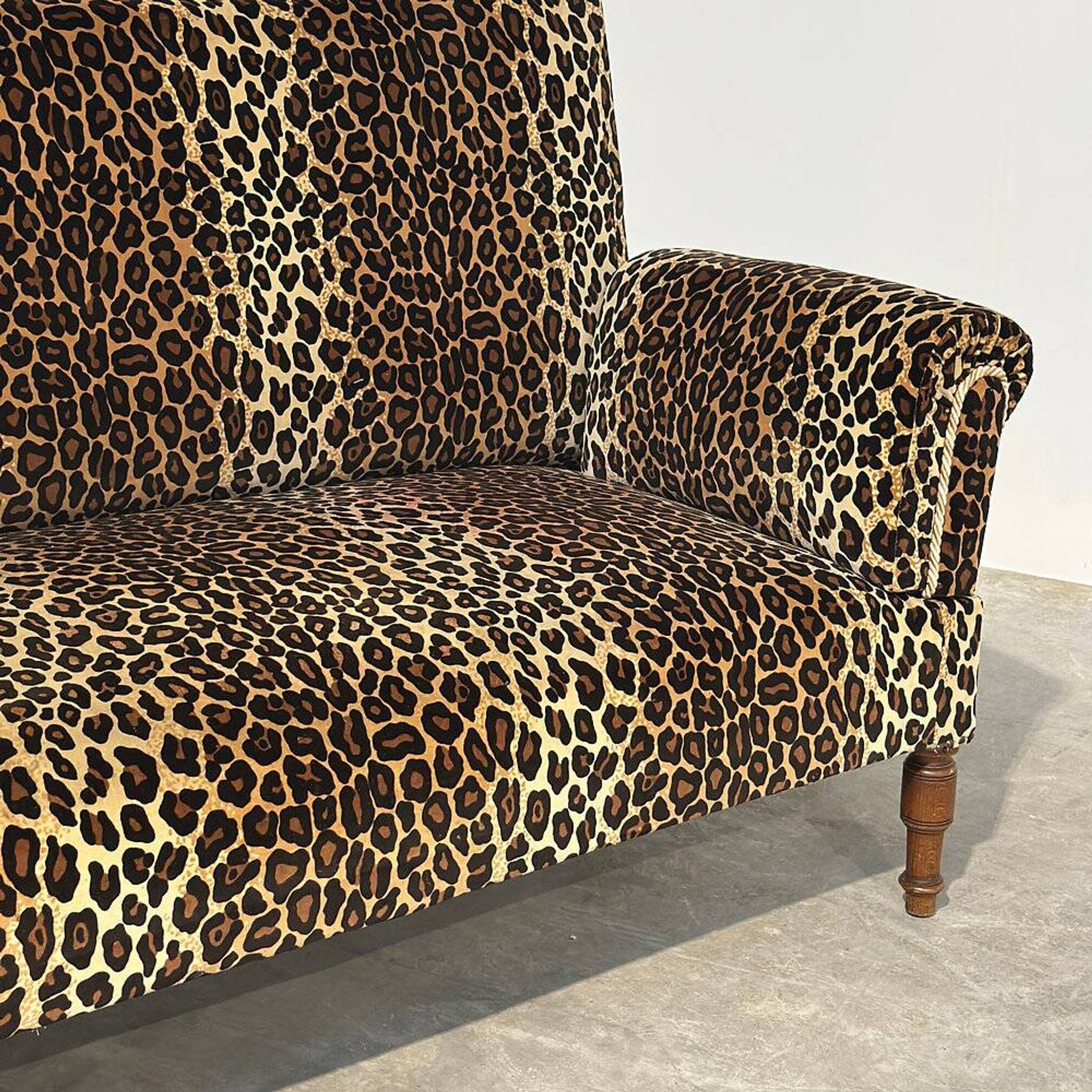 Sofa vintage en velours léopard / sofa mural avec accoudoirs rabattables, France.