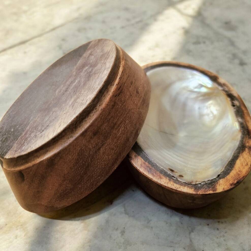 Pair of pocket emptiers or soap dishes