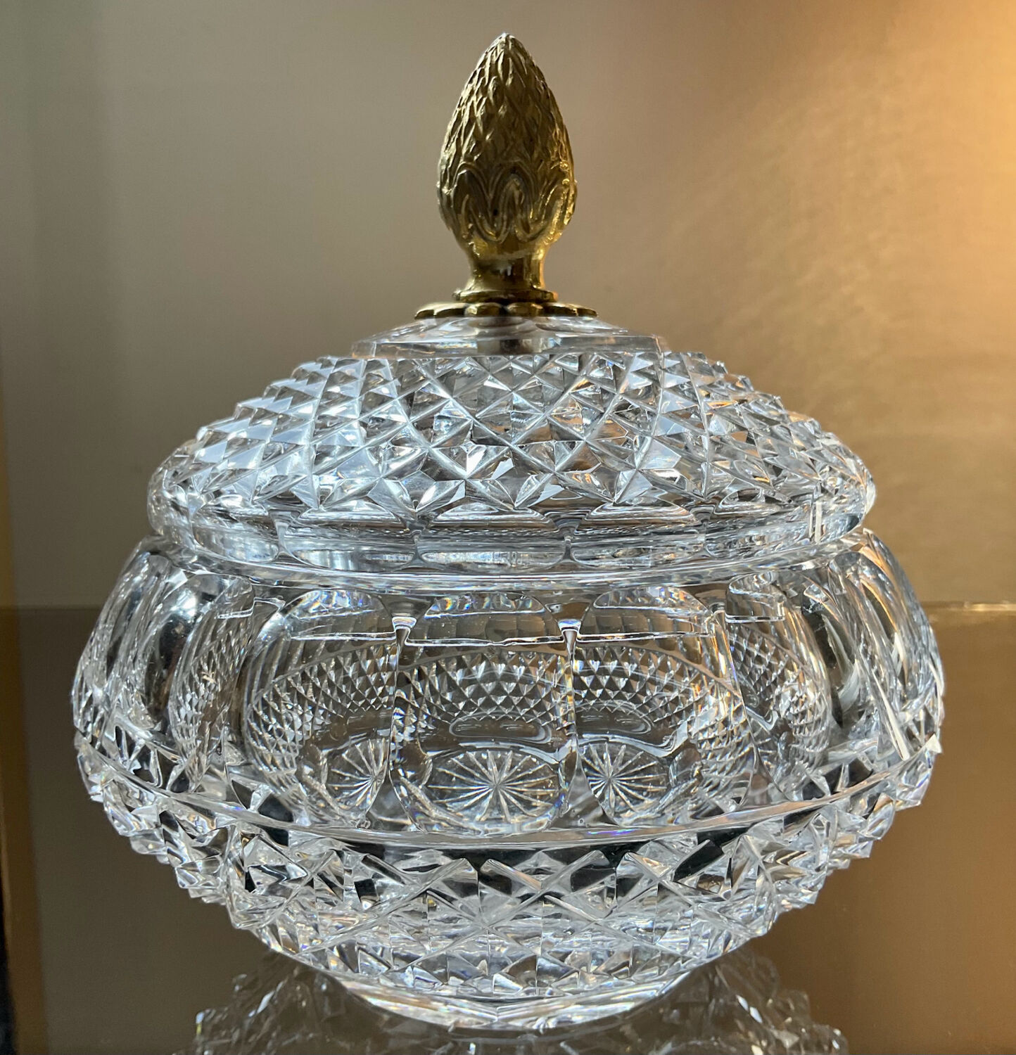 Bonbonnière vintage en cristal ciselé et bronze