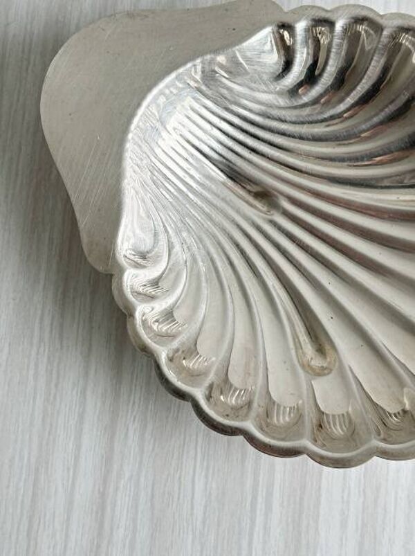 Plat ancien en métal en forme de coquillage