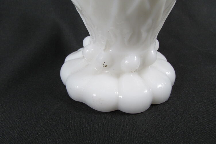 Vase de foire , opaline blanche