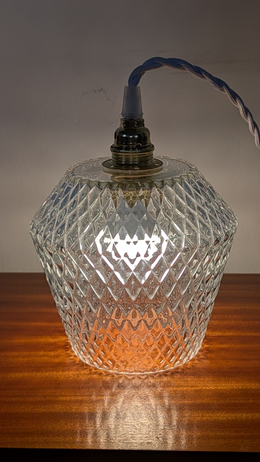 Suspension made of moulded glass with diamond pattern.