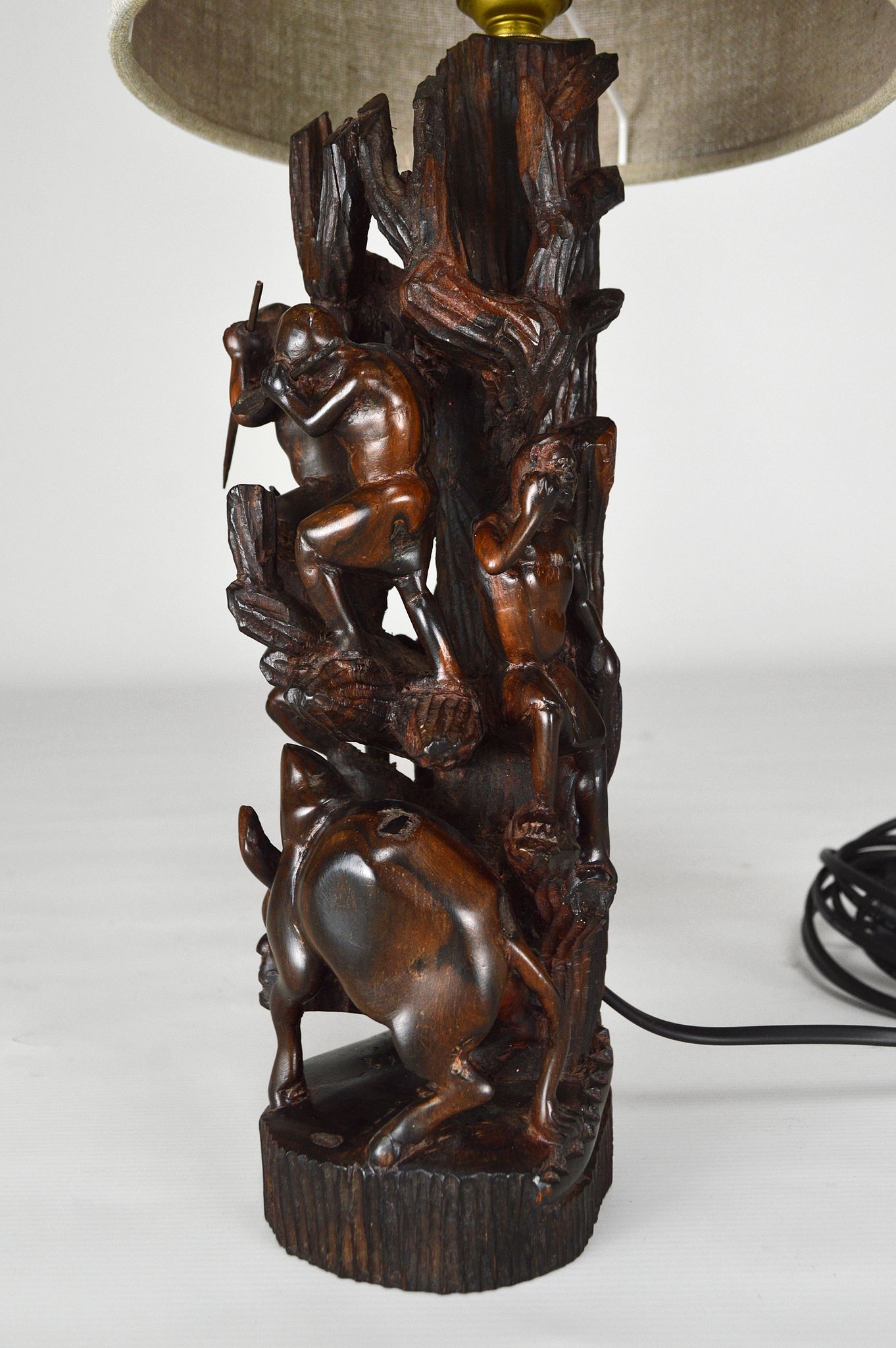 Lampe africaine en ébène sculpté, "Chasseurs, buffle et crocodile"