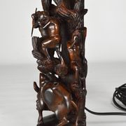 Lampe africaine en ébène sculpté, "Chasseurs, buffle et crocodile"