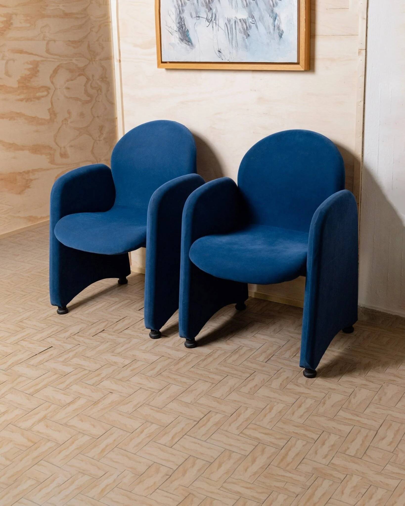 Paire de fauteuils en velours bleu avec pieds ronds en acrylique - design italien des années 1970.
