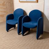 Paire de fauteuils en velours bleu avec pieds ronds en acrylique - design italien des années 1970.