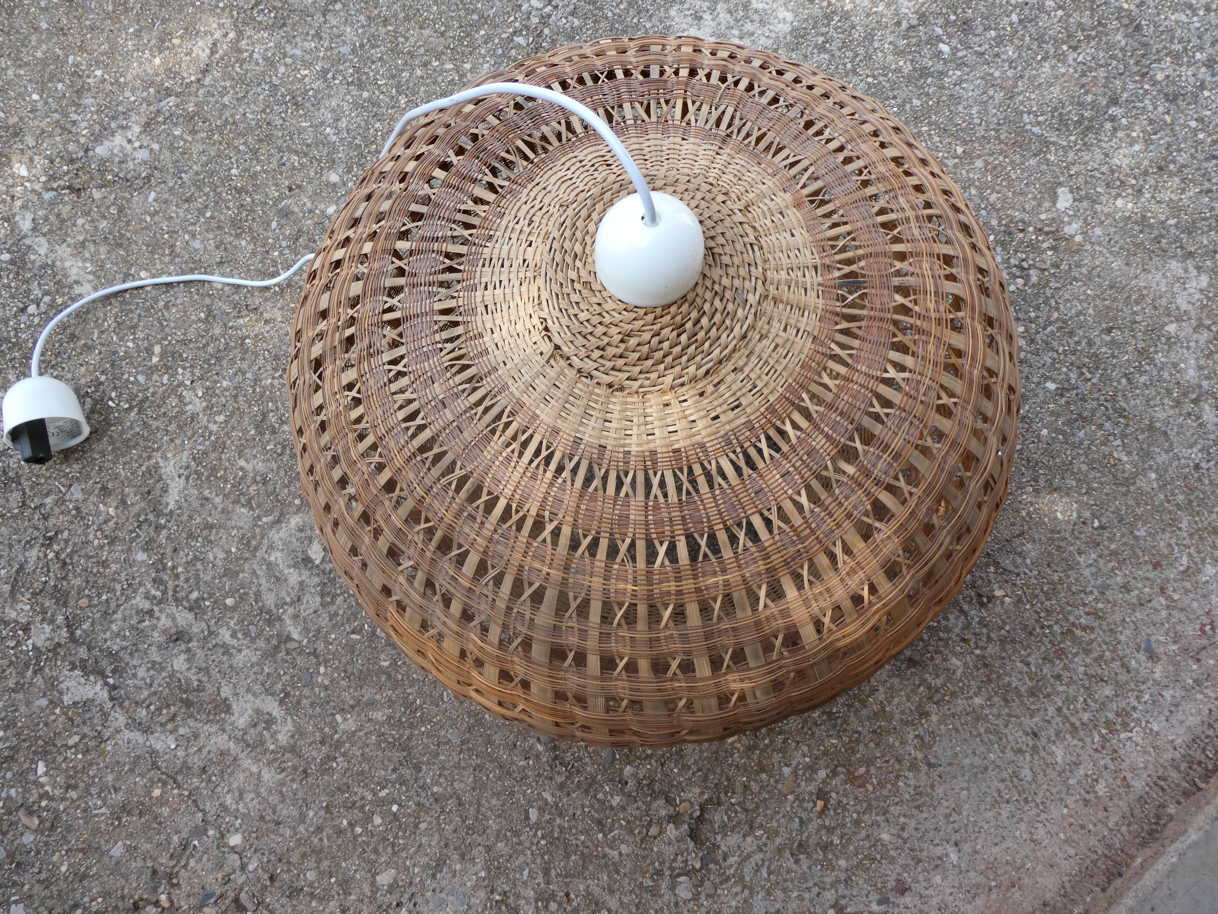Suspension ball in rattan straw