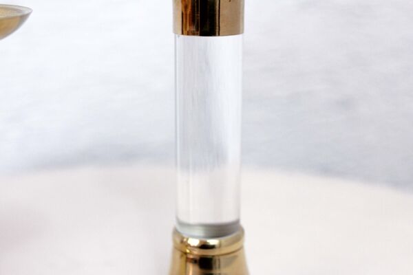 Duo de bougeoirs en lucite et laiton
