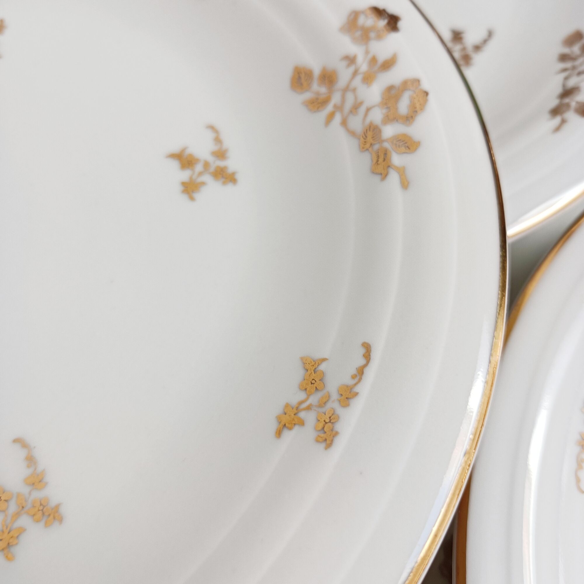 Set of 9 flat plates in Limoges porcelain, white and gold