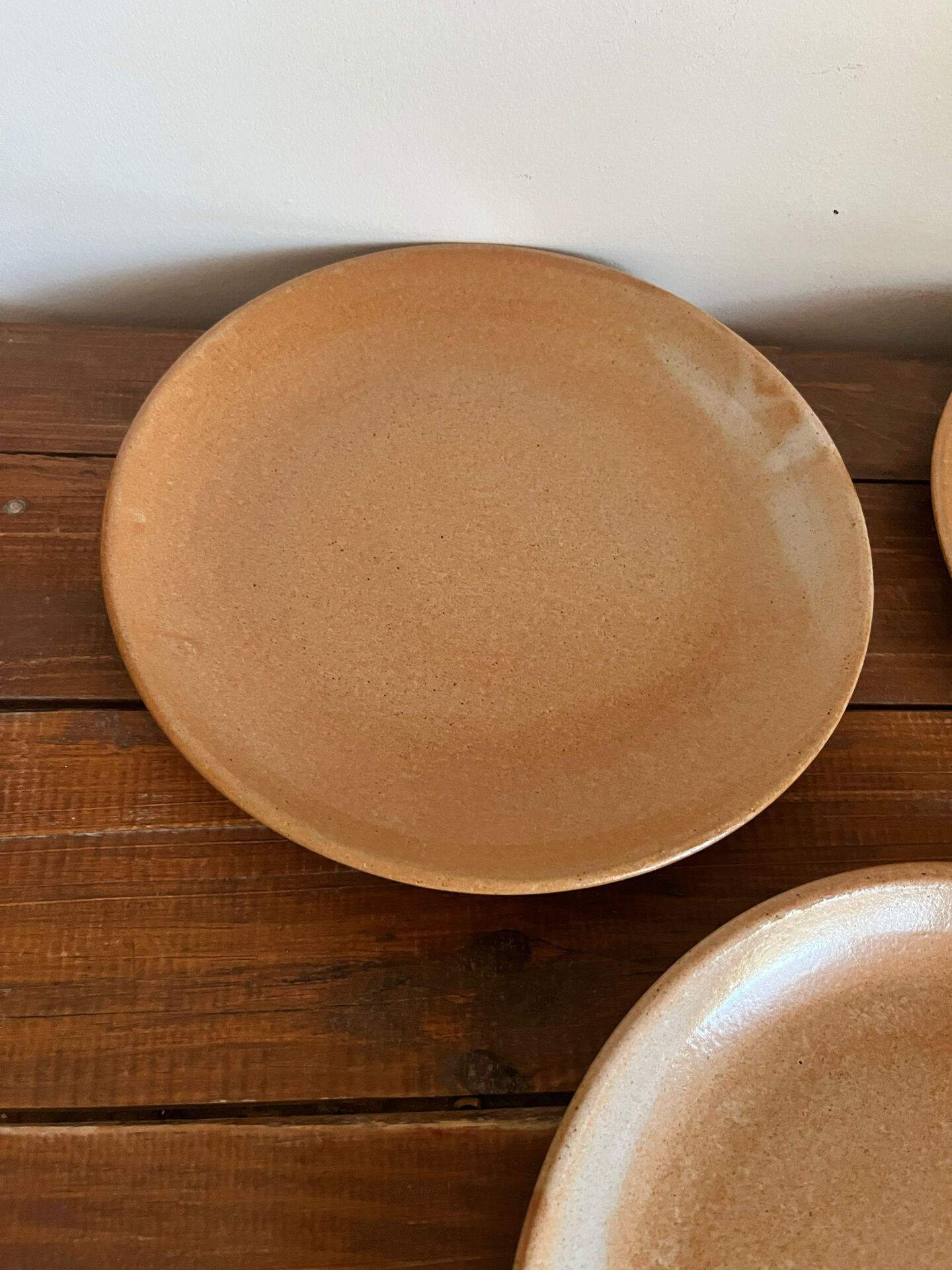 3 assiettes plates en grès 