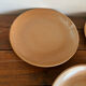 3 assiettes plates en grès 