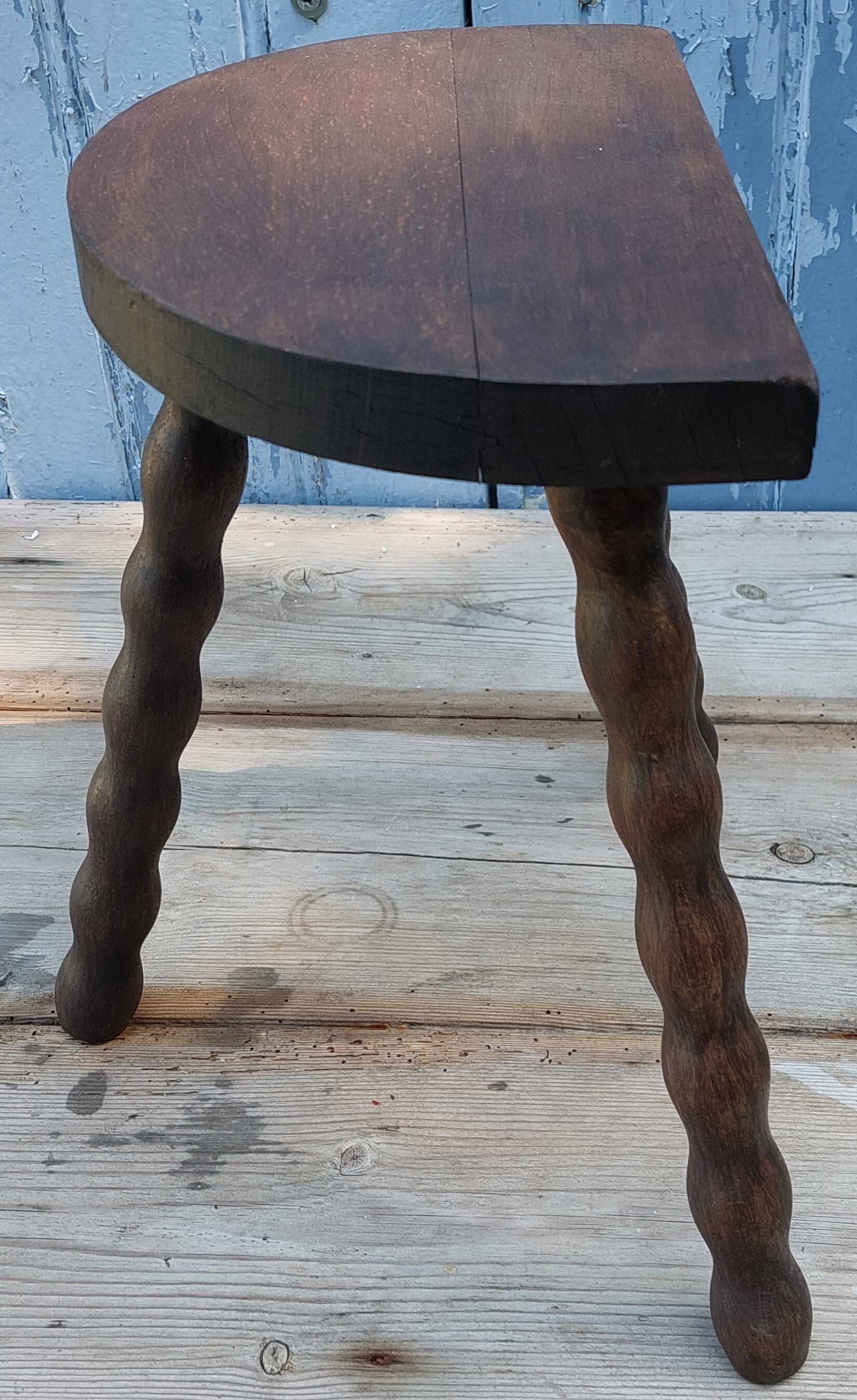 Tripod farm stool