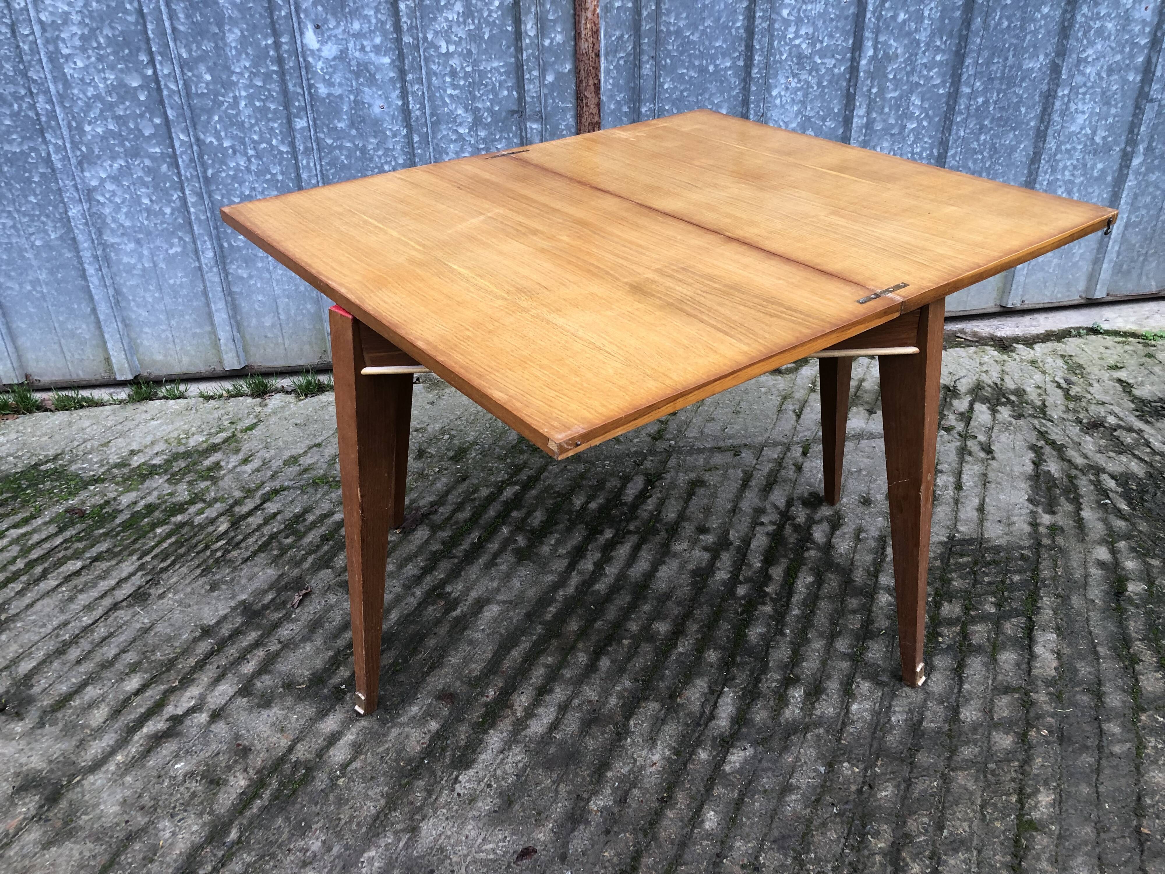 Table vintage portefeuille en chêne aux pieds compas.