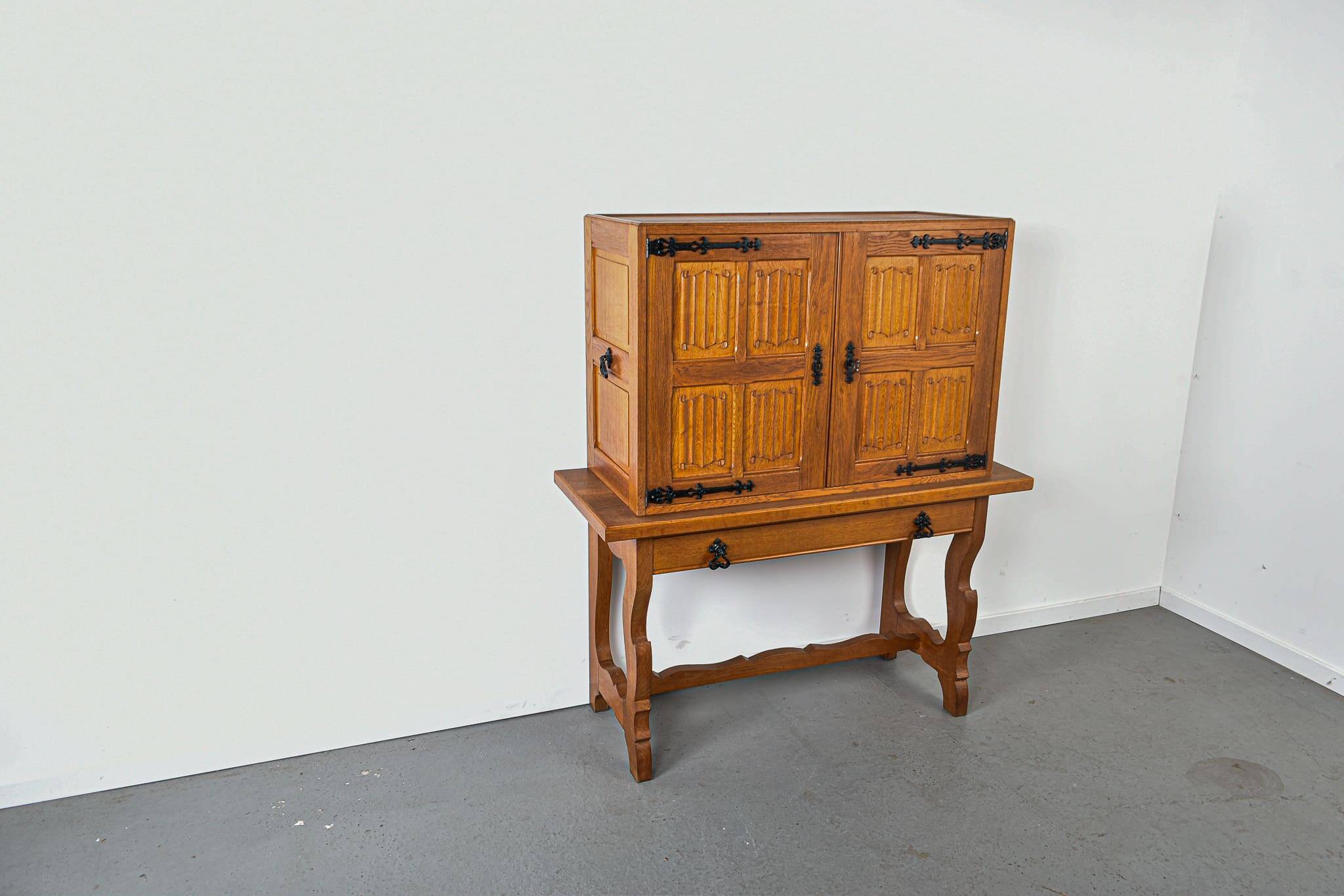 Meuble bar espagnol en chêne sculpté