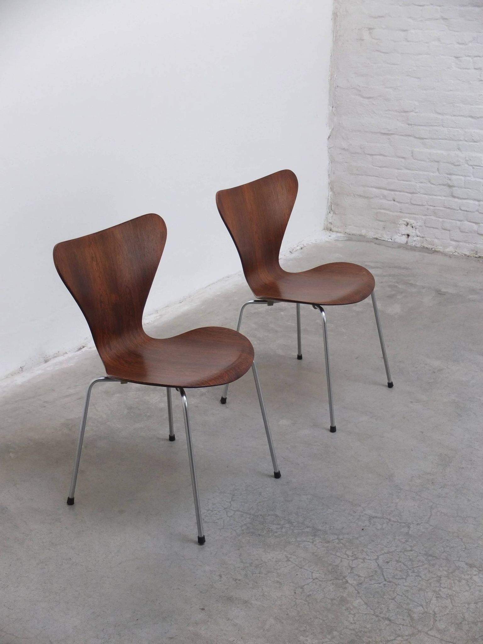 Pair of 'Series 7' chairs in rosewood by Arne Jacobsen for Fritz Hansen, 1955