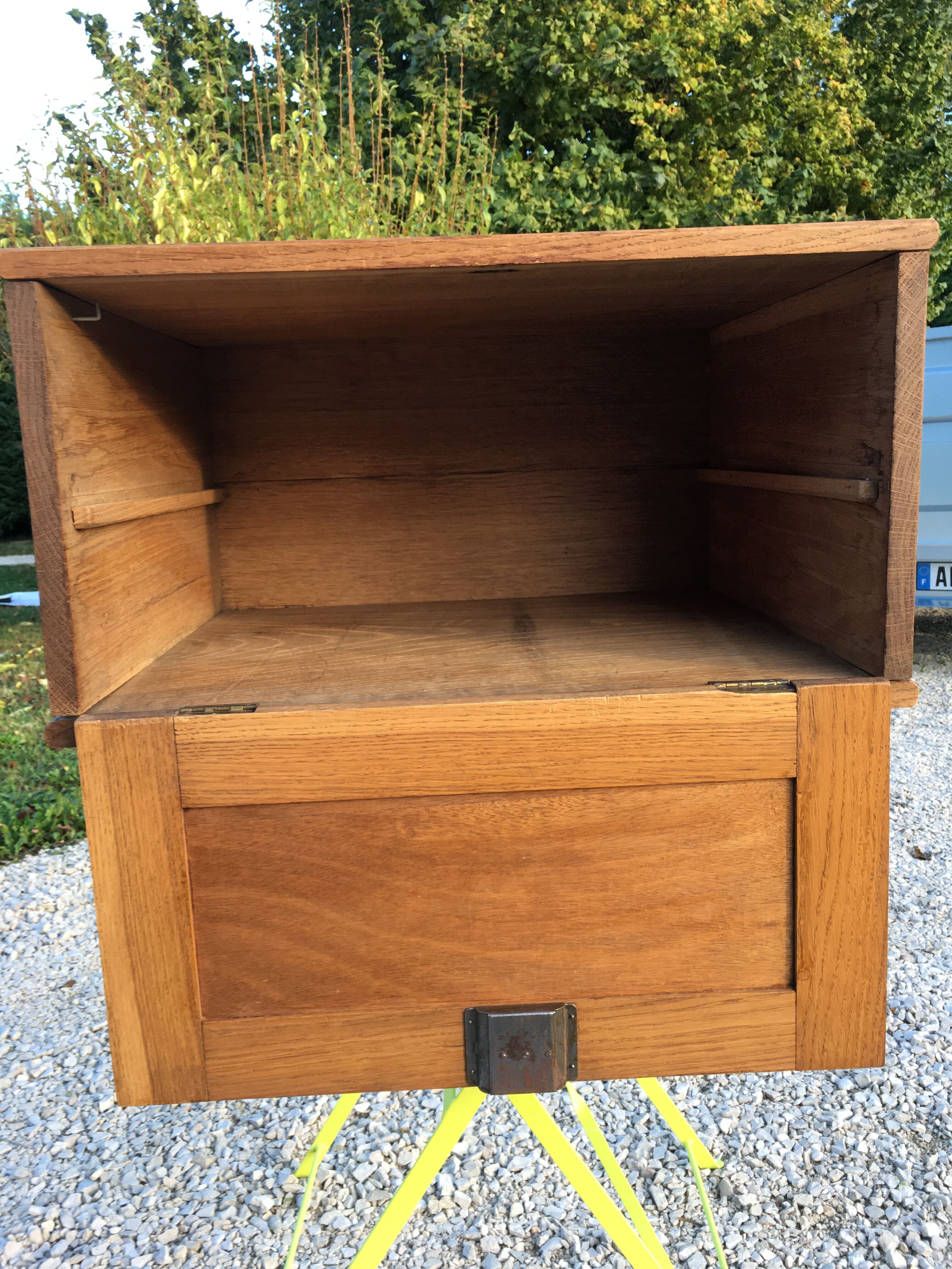 Furniture to lay or hang in oak