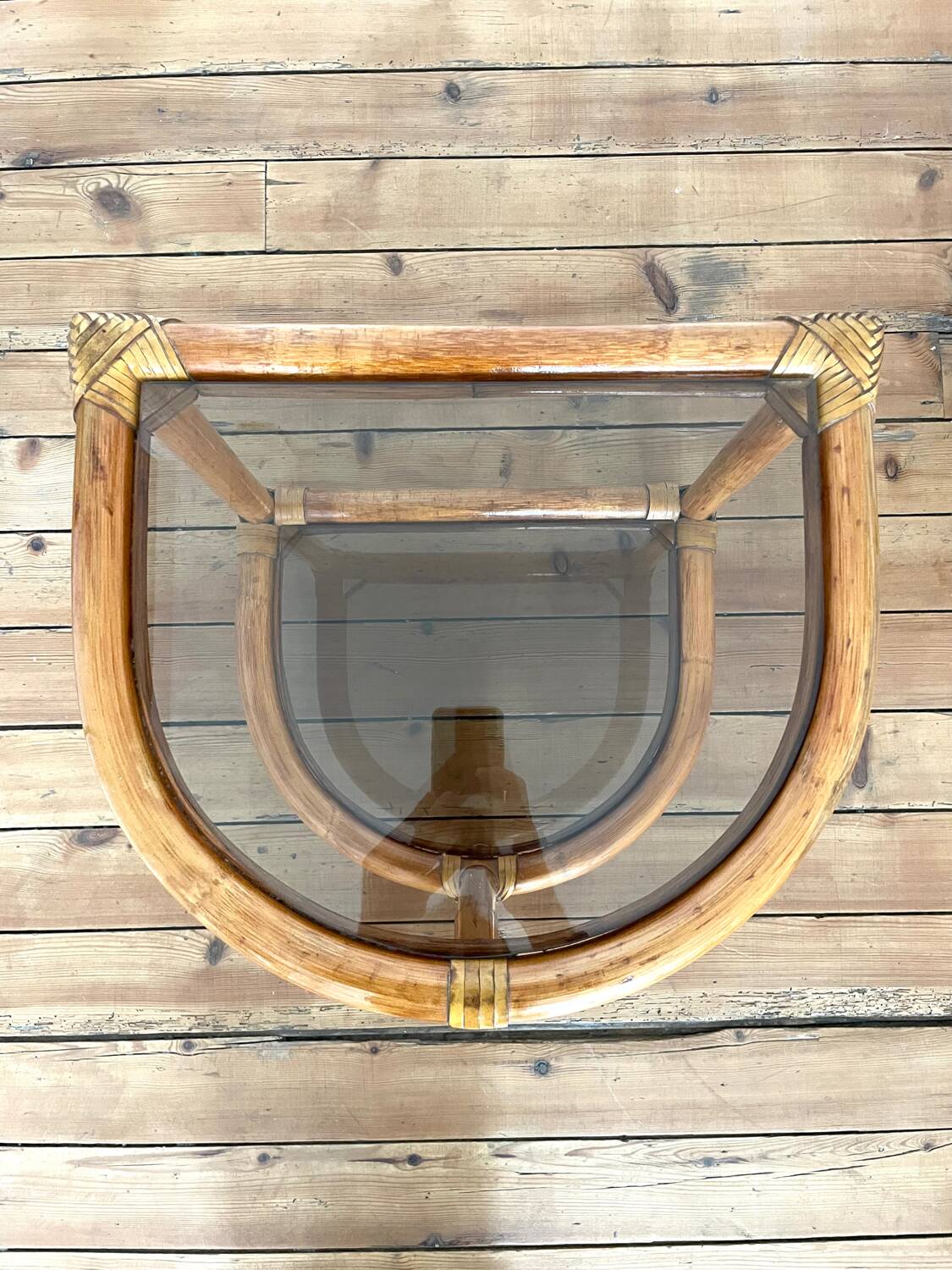 Paire de tables de chevet vintage en rotin et verre fumé