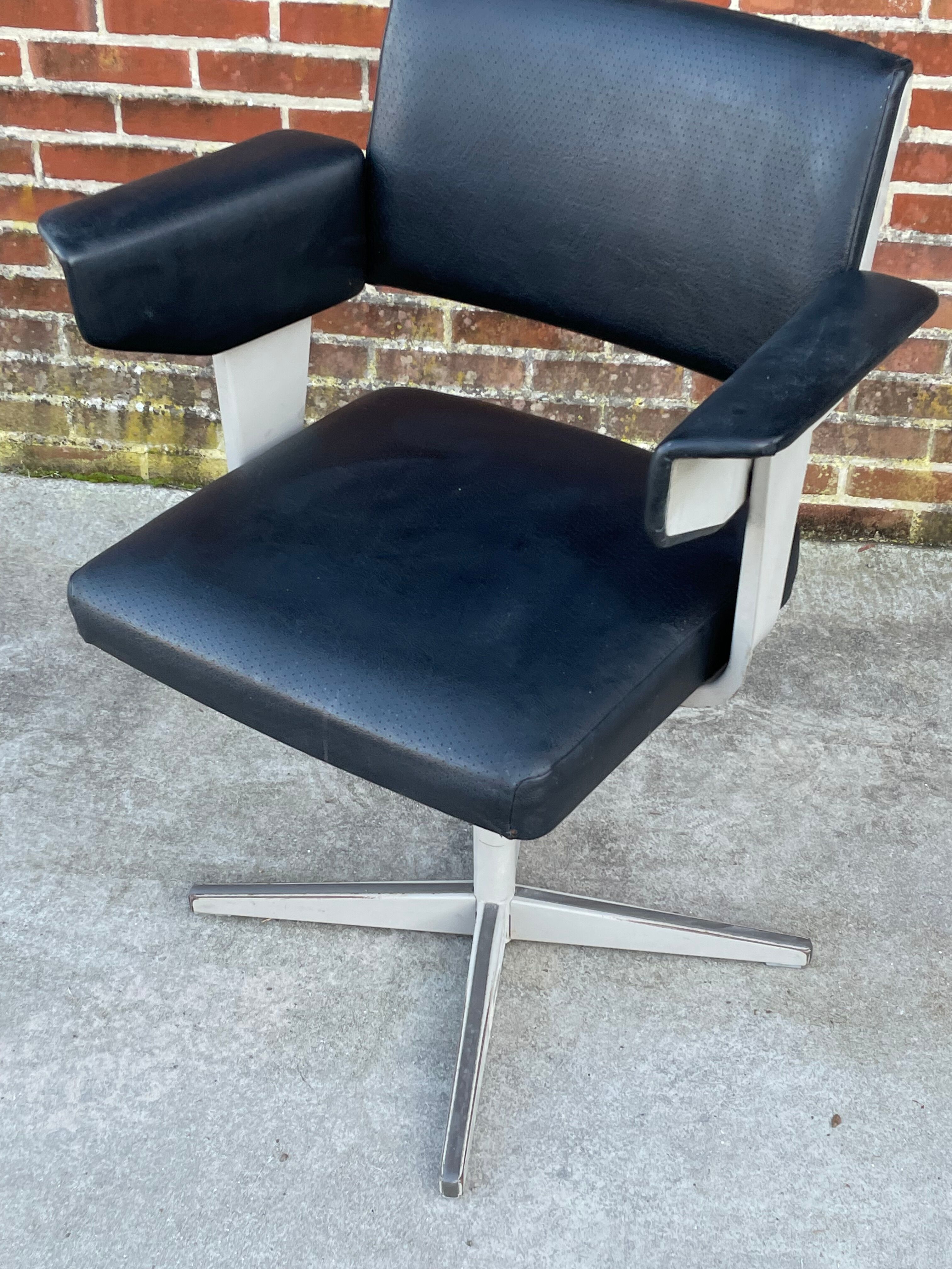 Friso kramer revolve desk chair for ahrend de cirkel 1960