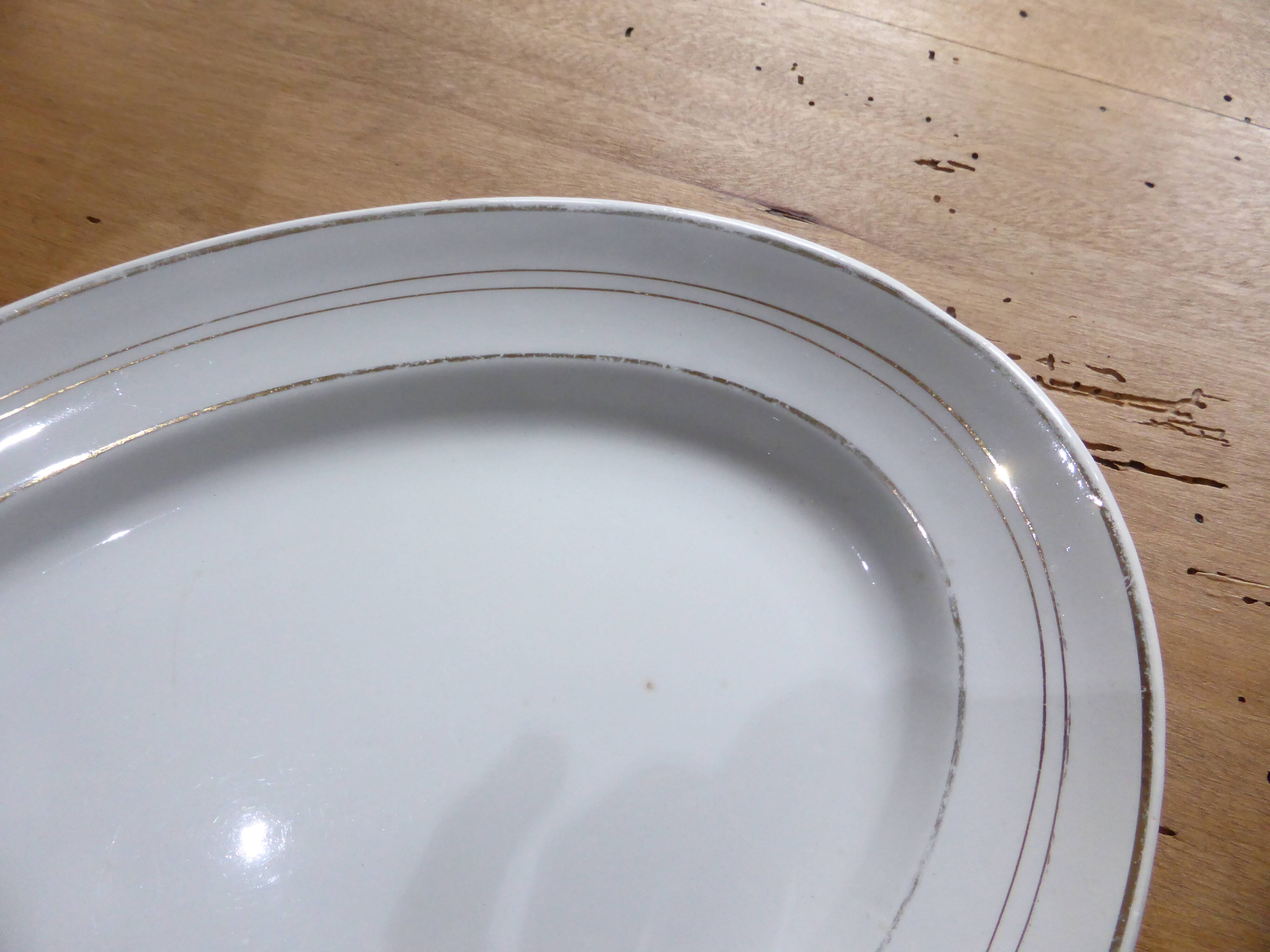 Plat de service oval en porcelaine de St Amand 191106