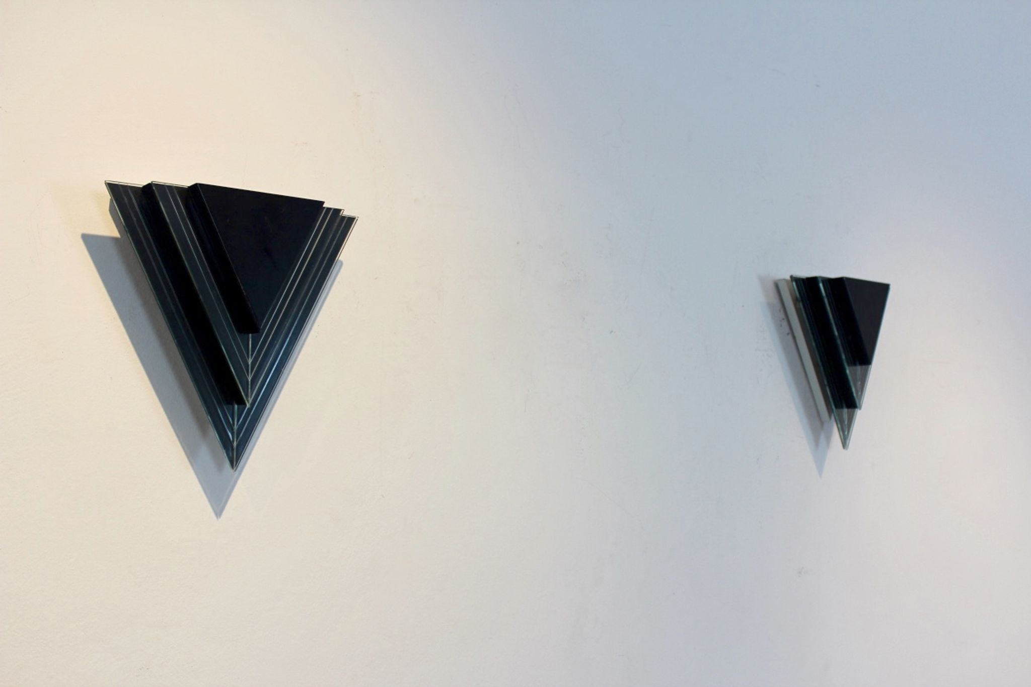 Appliques triangulaires hollandais modernes de mur de verre et d’acier