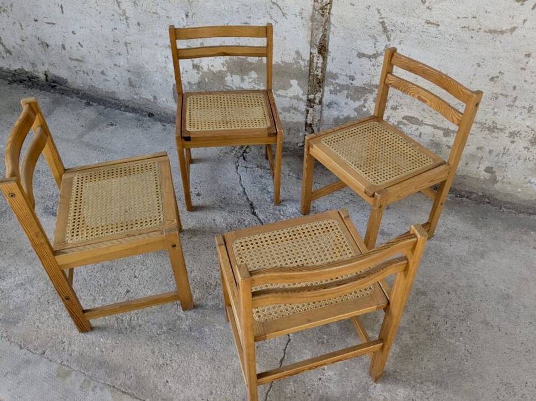 Série de 4 chaises vintage en pin assise cannage