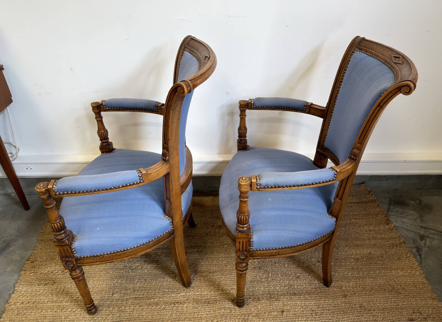 Paire de fauteuils de style Louis XVI en bois sculpté