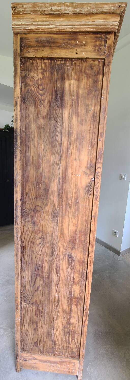 Wooden mesh linen cupboard