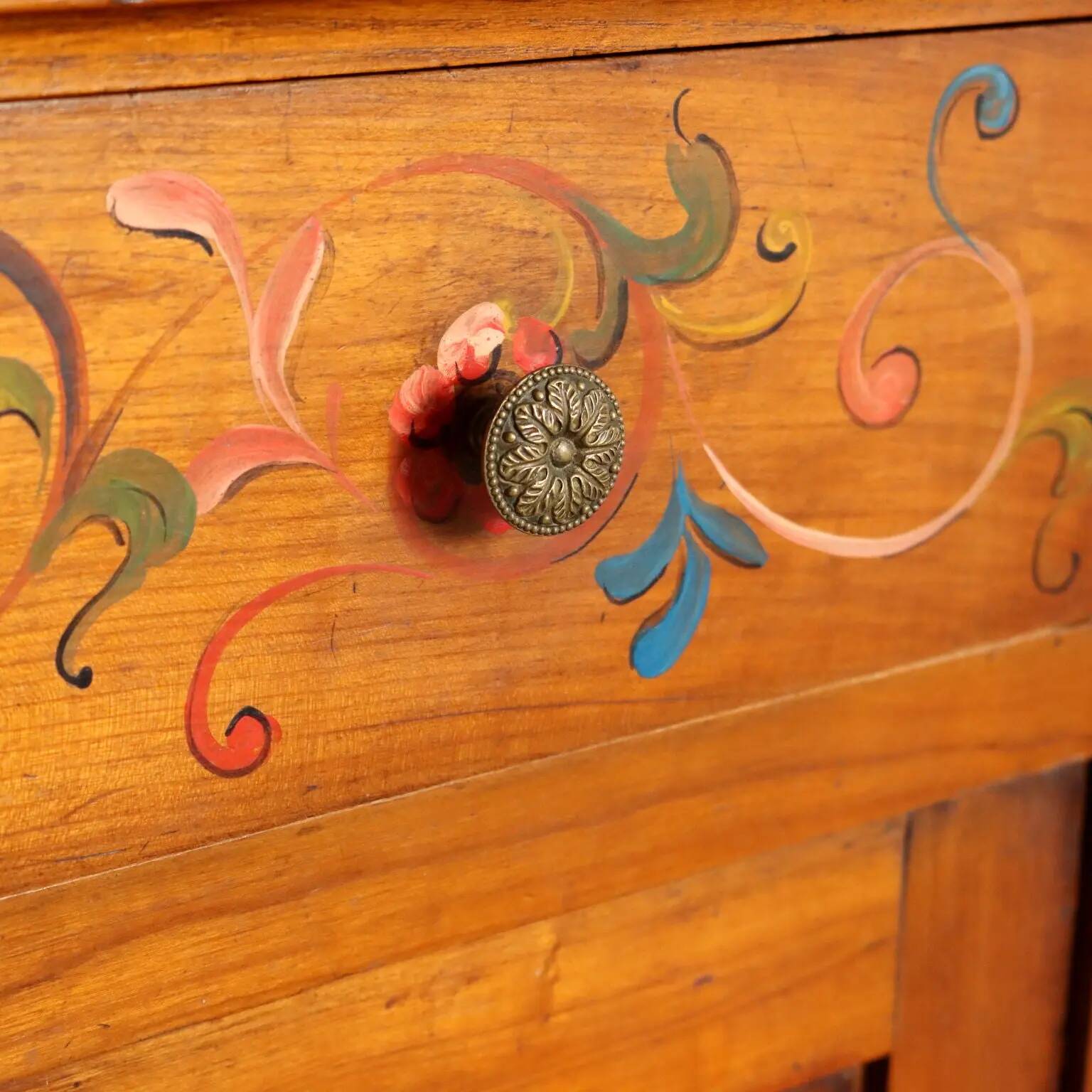 Buffet d’angle ancien en bois de cerisier avec tiroirs, Italie, XIXe siècle