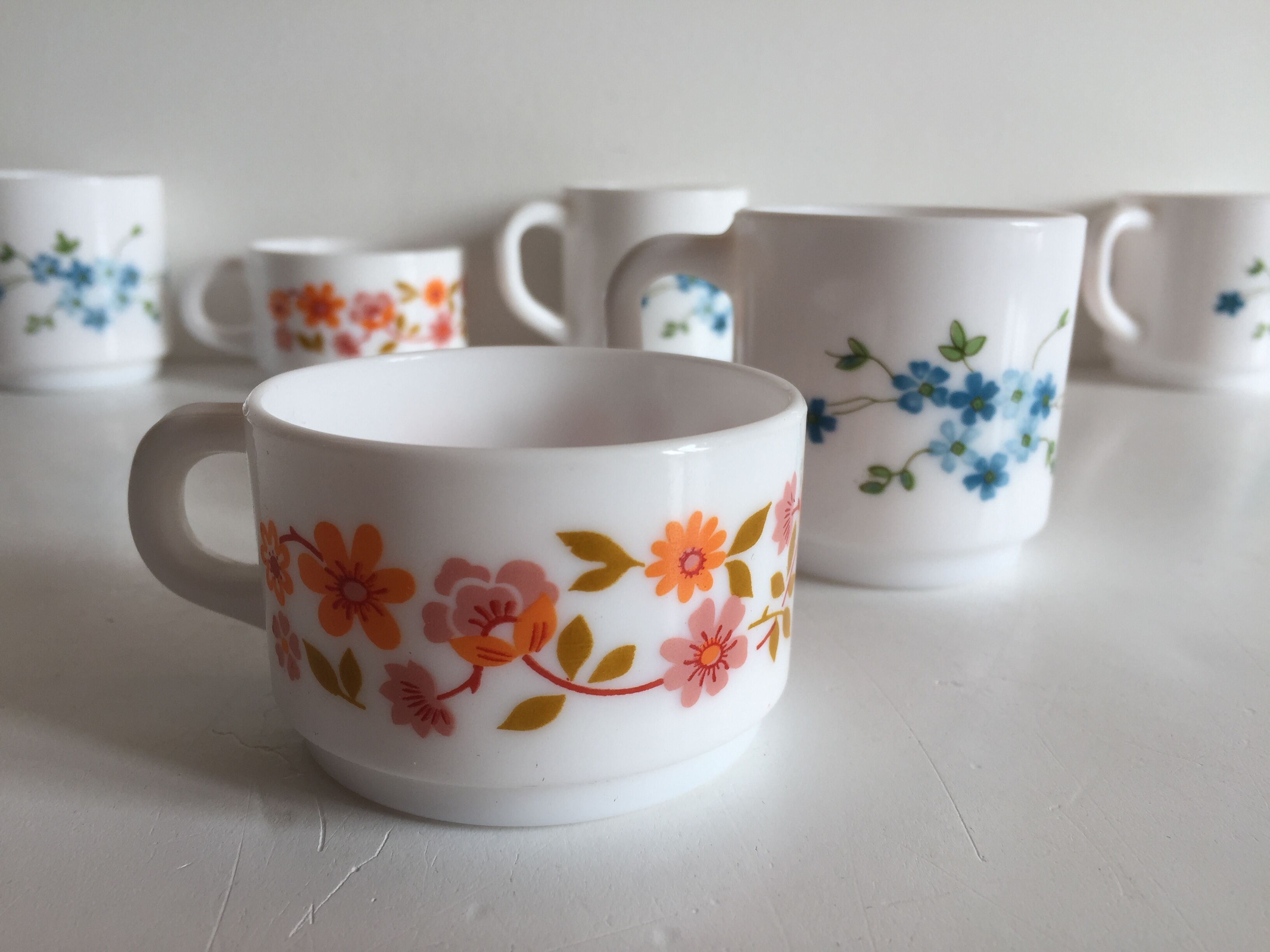 Set of 8 cups at cafe arcopal – france