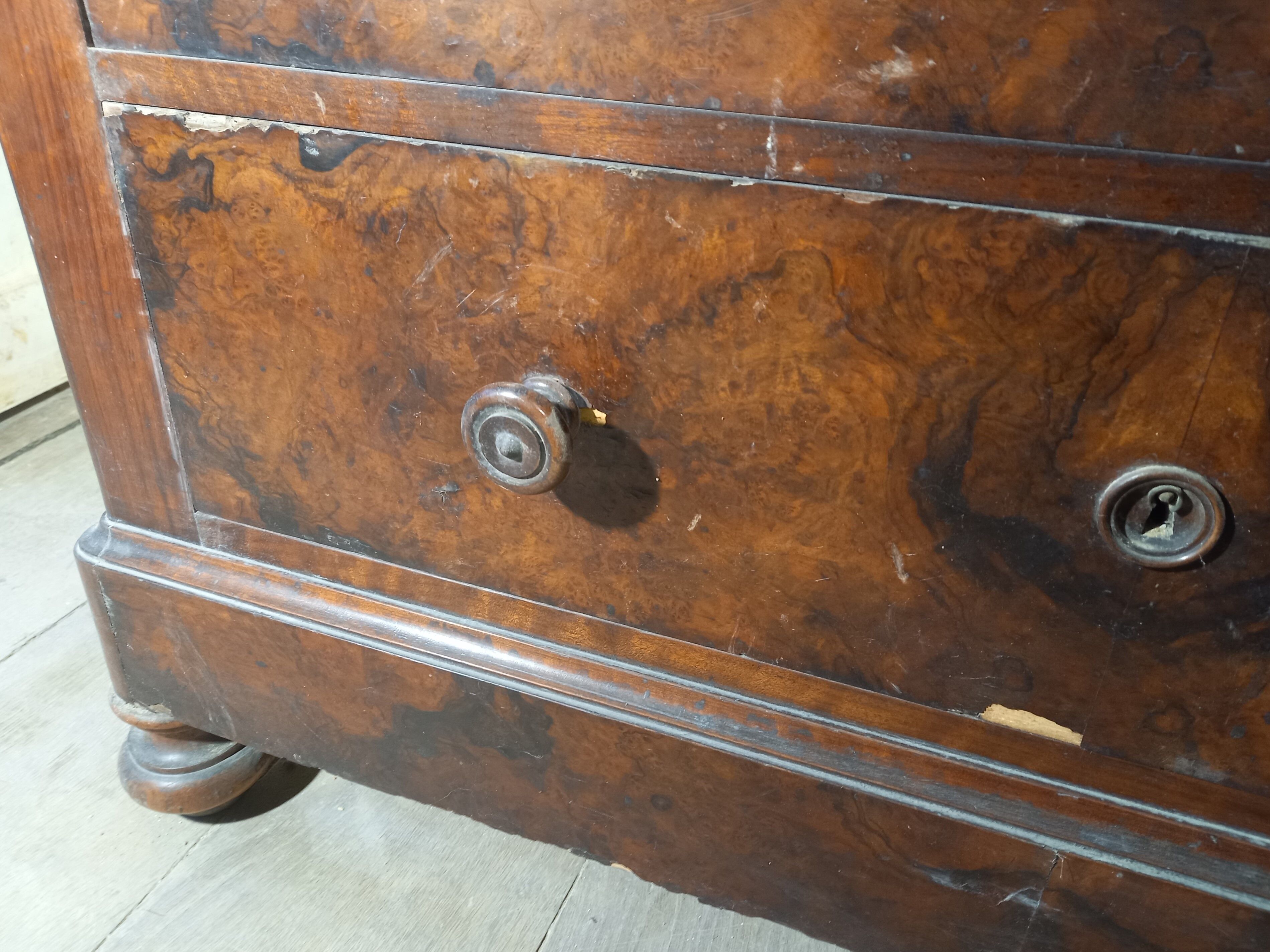 Mahogany veneer chest of drawers