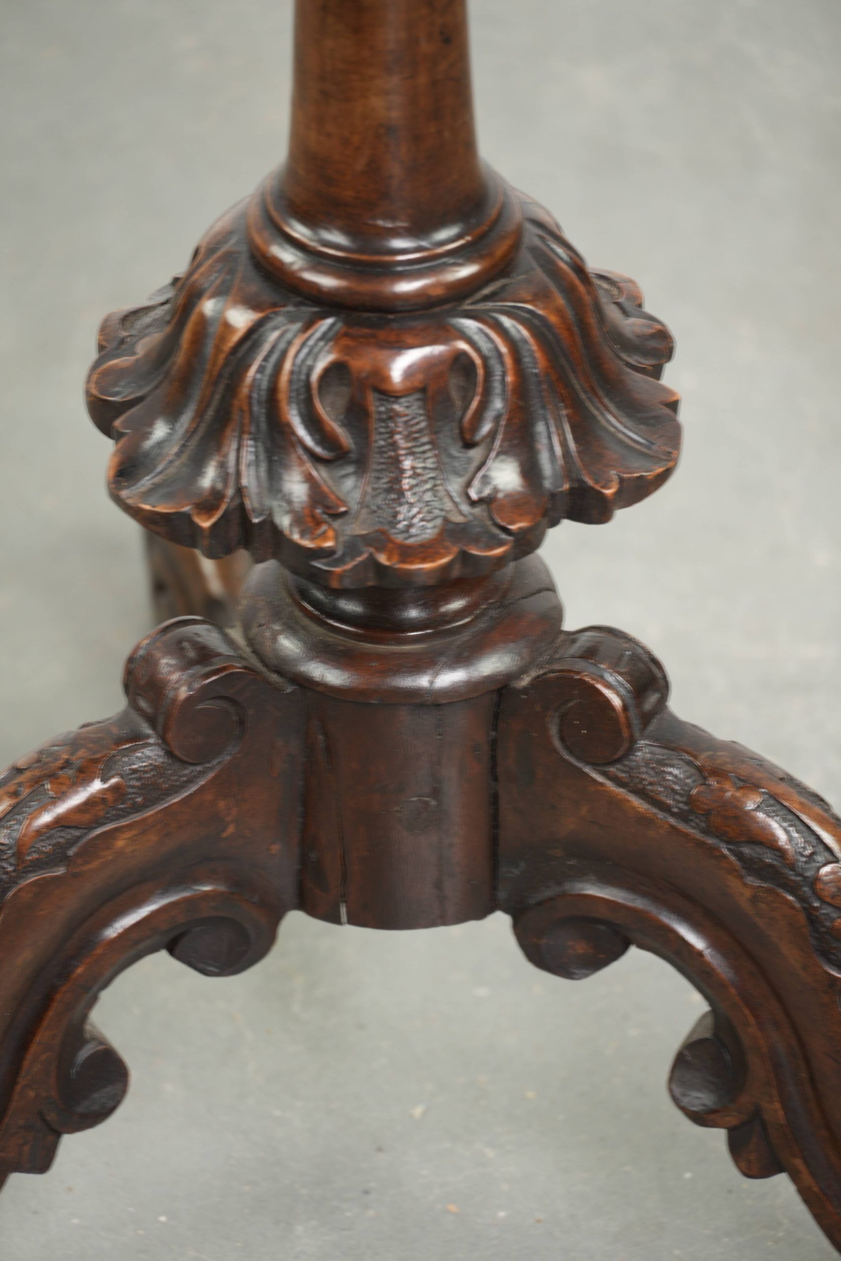 Round antique side table / wine table with rich carvings
