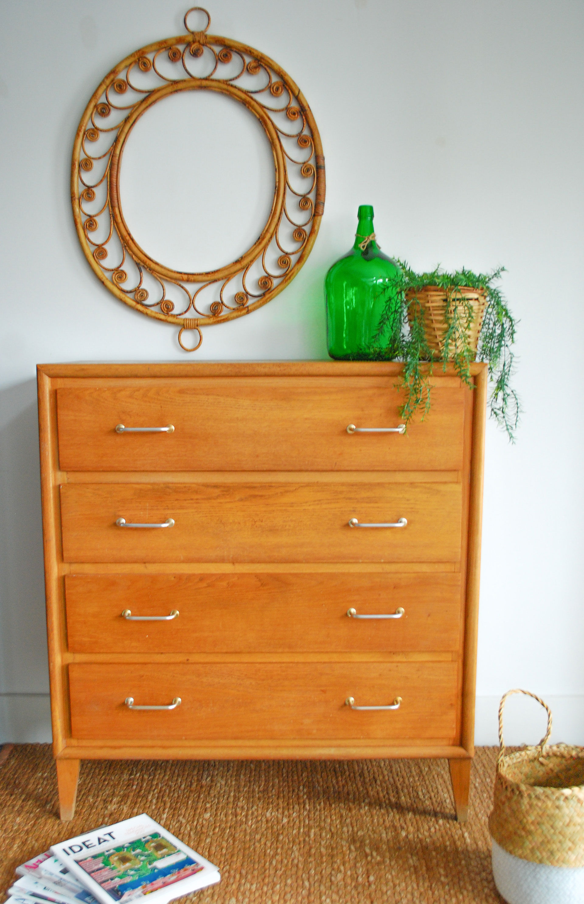Commode vintage en bois pieds compas