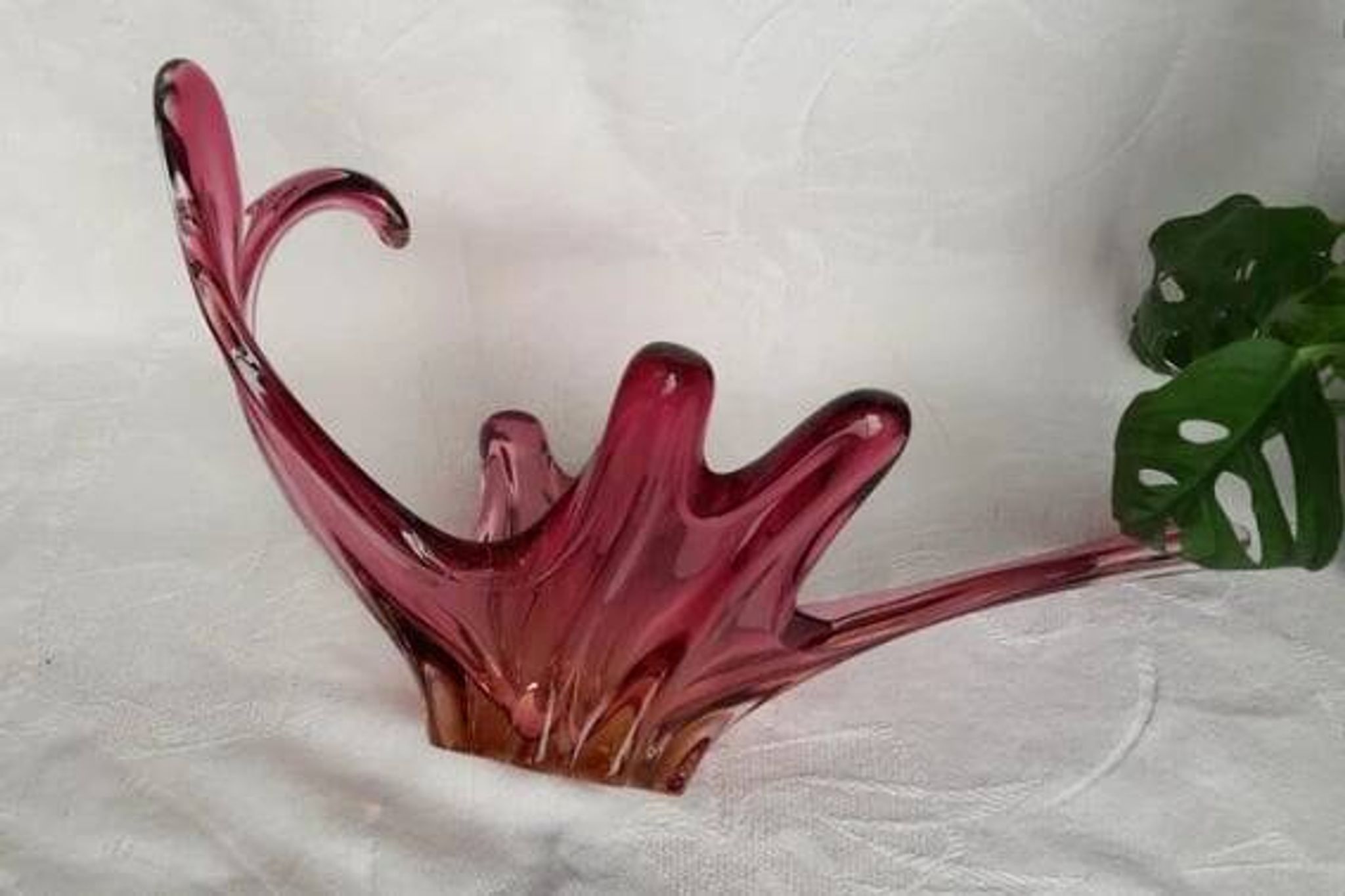 Grand centre de table en verre soufflé rose – design organique –