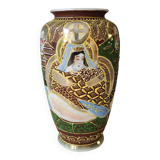 Satsuma Moriage vase in glazed ceramic, hand painted. 50s. Scenes of life of notables