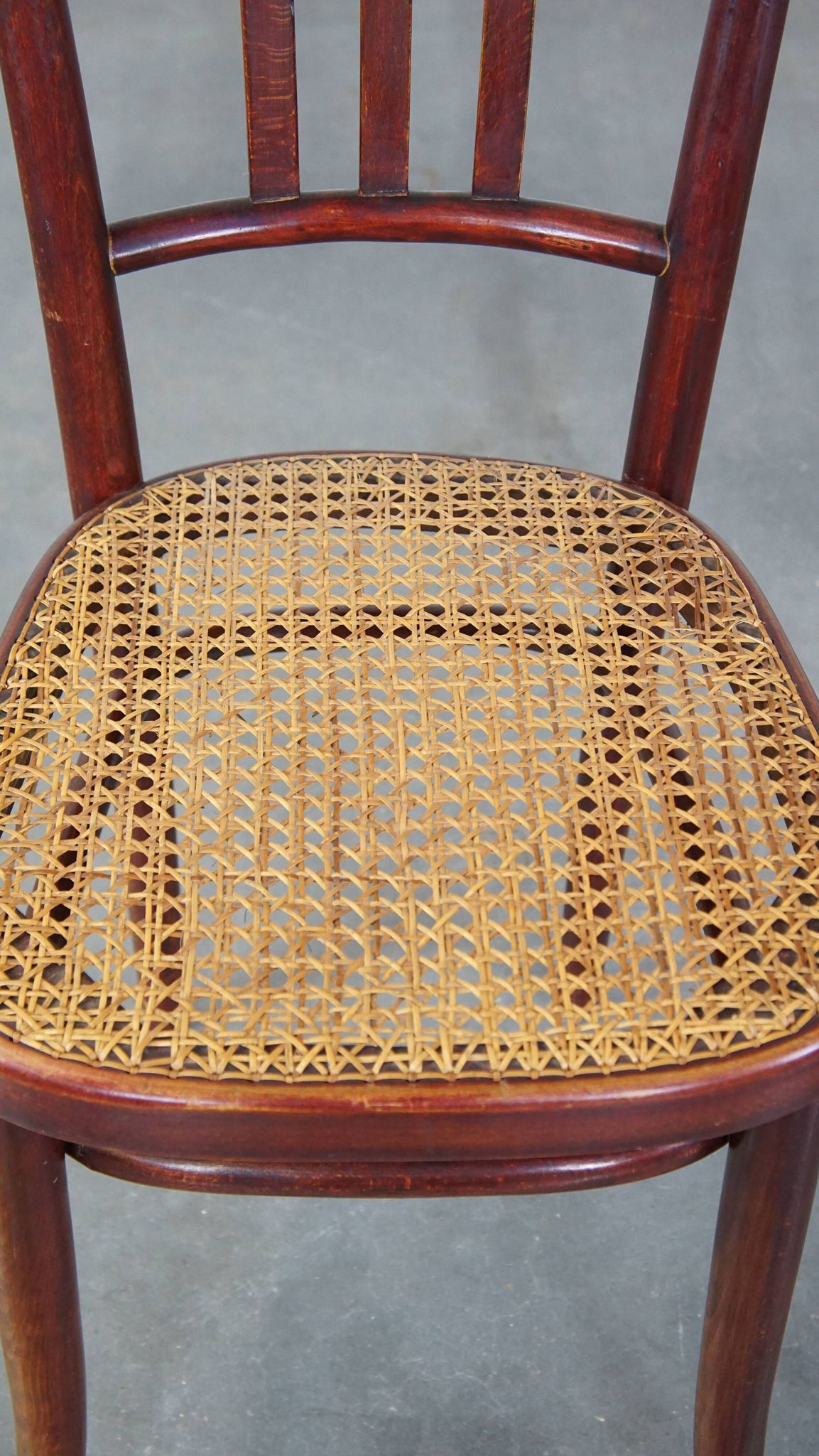 Chaise de bistrot originale vintage design Thonet avec assise mate