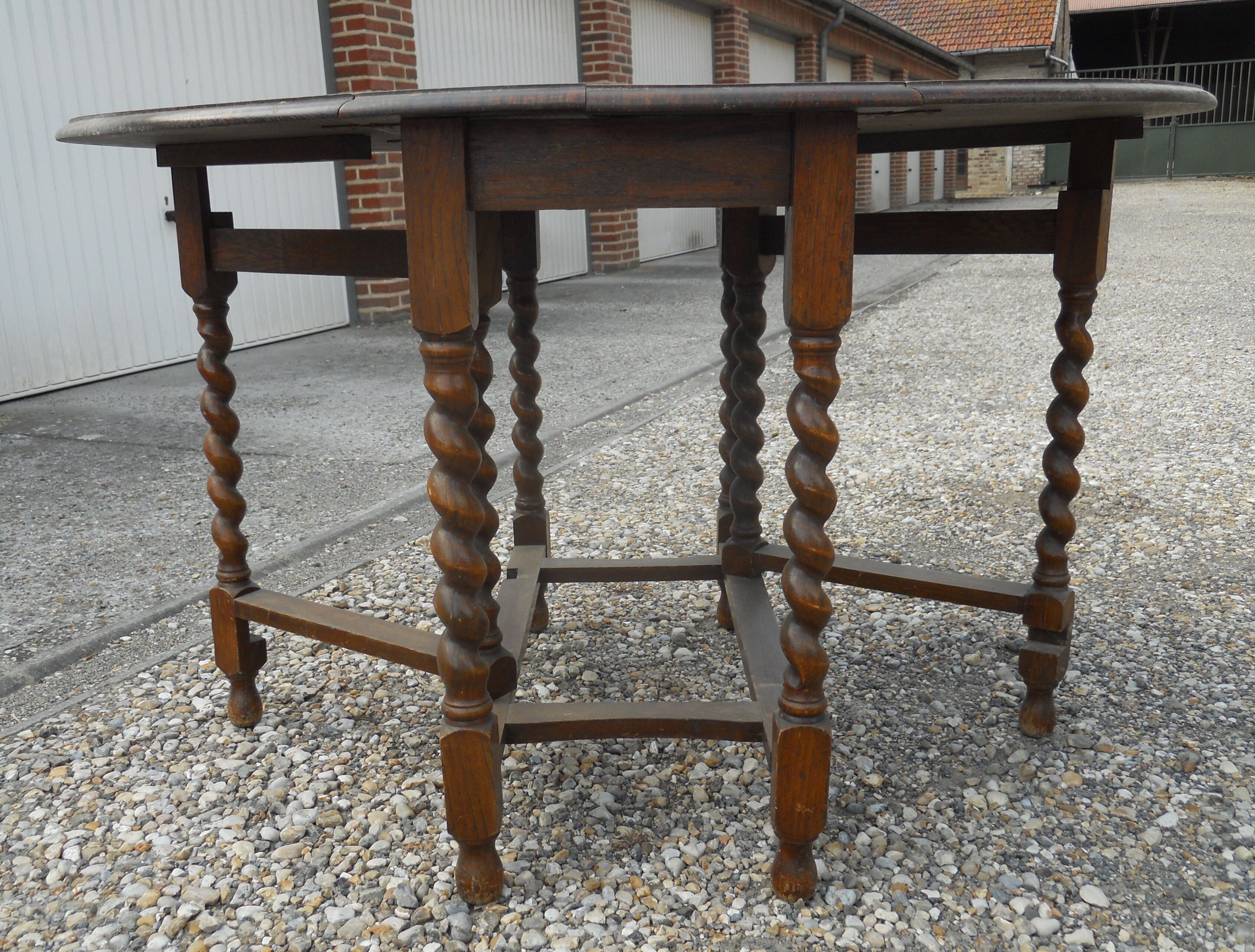 Oval folding table with turned legs