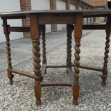 Oval folding table with turned legs
